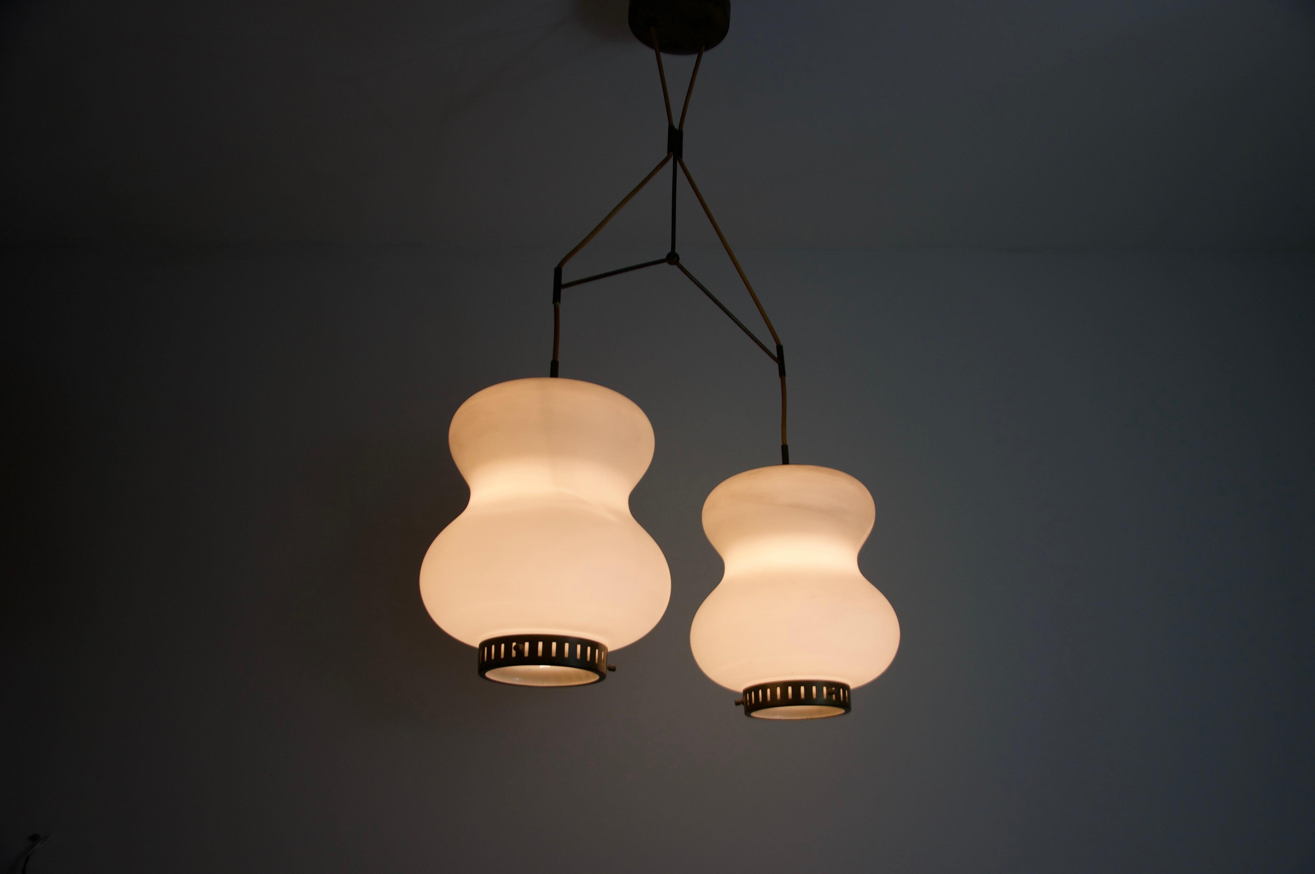 Mid-Century Modern Plafonnier du milieu du siècle dernier en laiton et verre opale de Stilnovo, Italie, années 1960 en vente