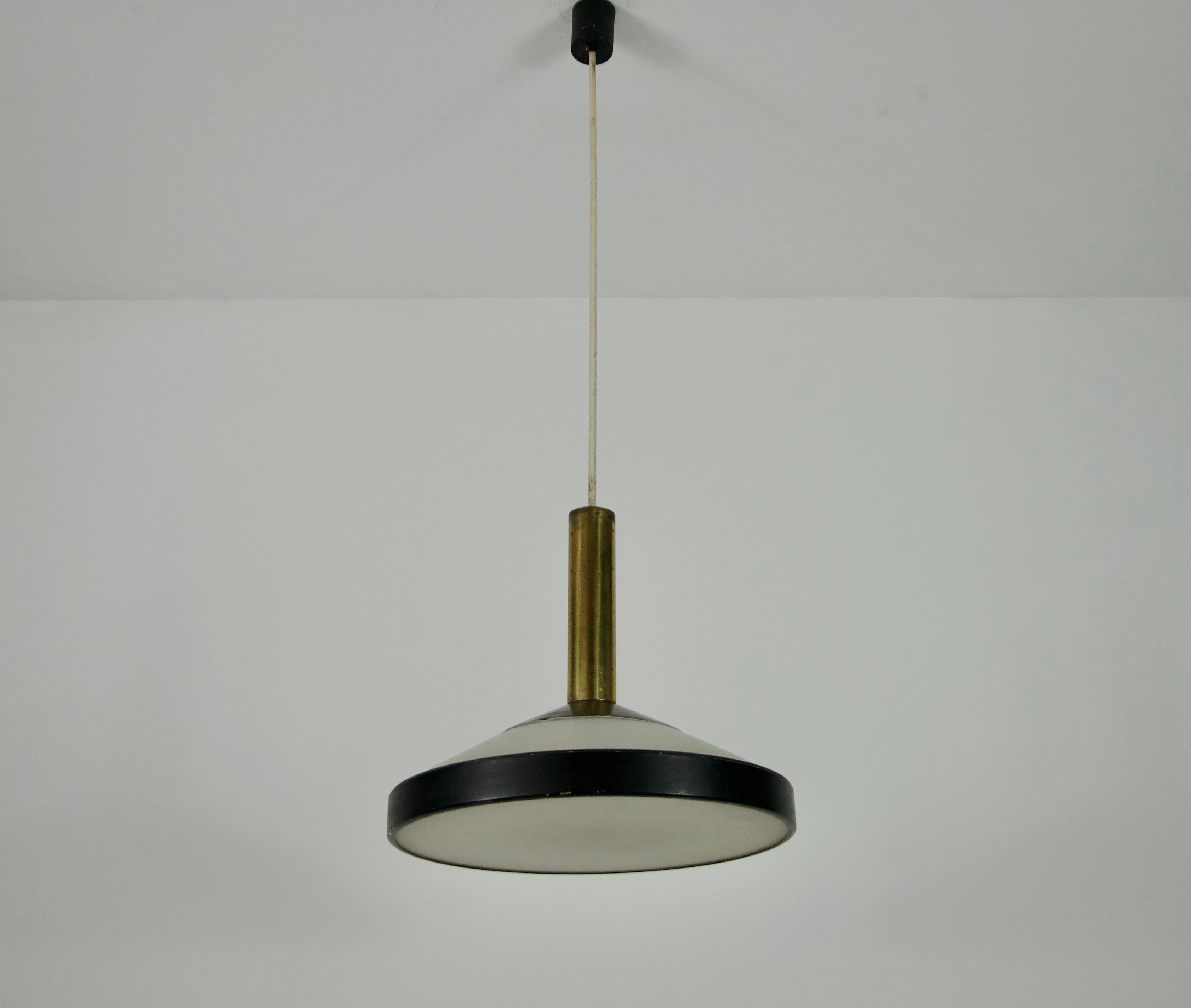 Mid-Century moderno Lampada da soffitto di metà secolo in ottone e vetro opalino di Stilnovo, Italia, anni '60 in vendita