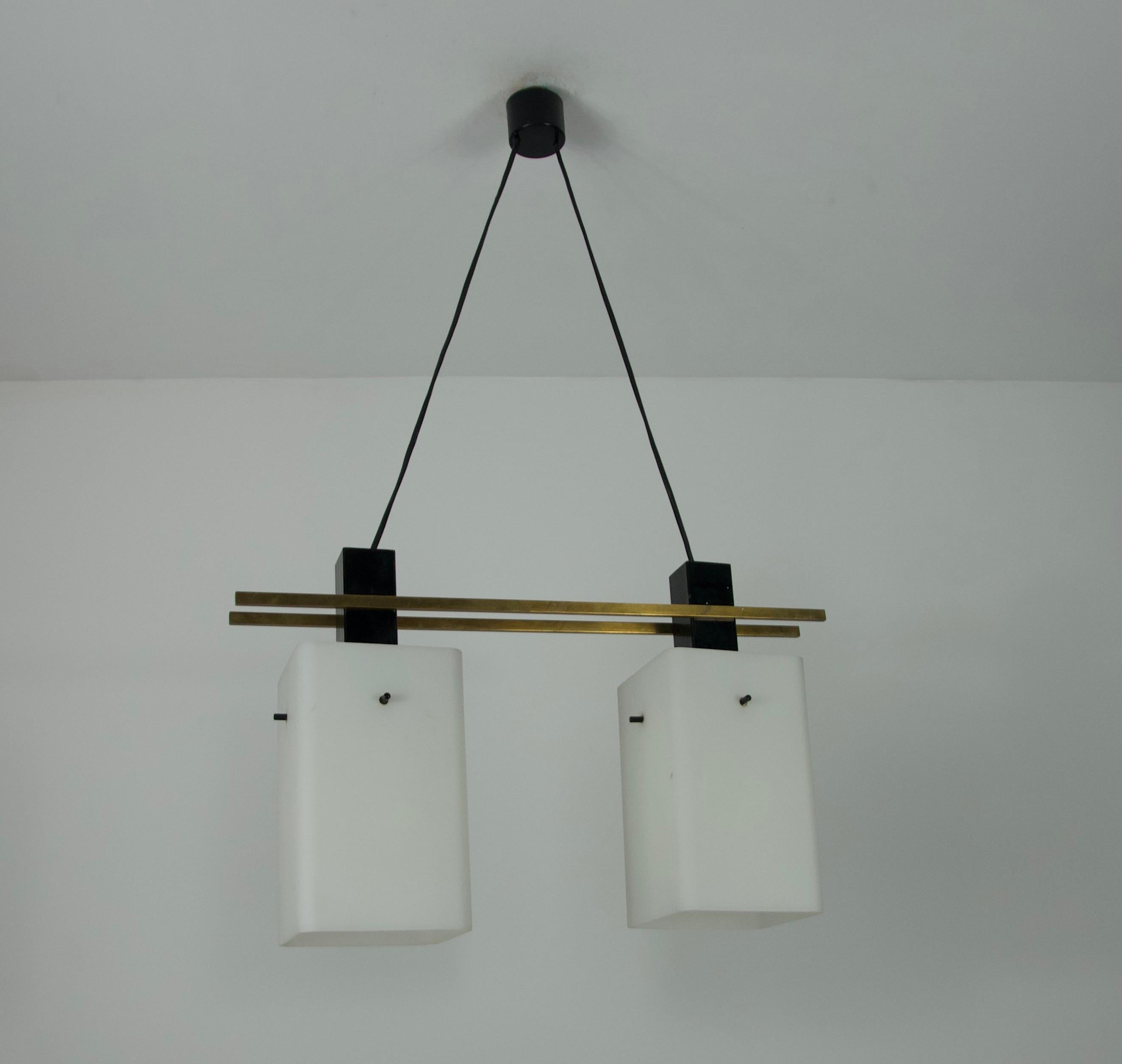 Deckenleuchte aus Messing und Opalglas aus der Mitte des Jahrhunderts von Stilnovo, Italien, 1960er Jahre (Moderne der Mitte des Jahrhunderts) im Angebot