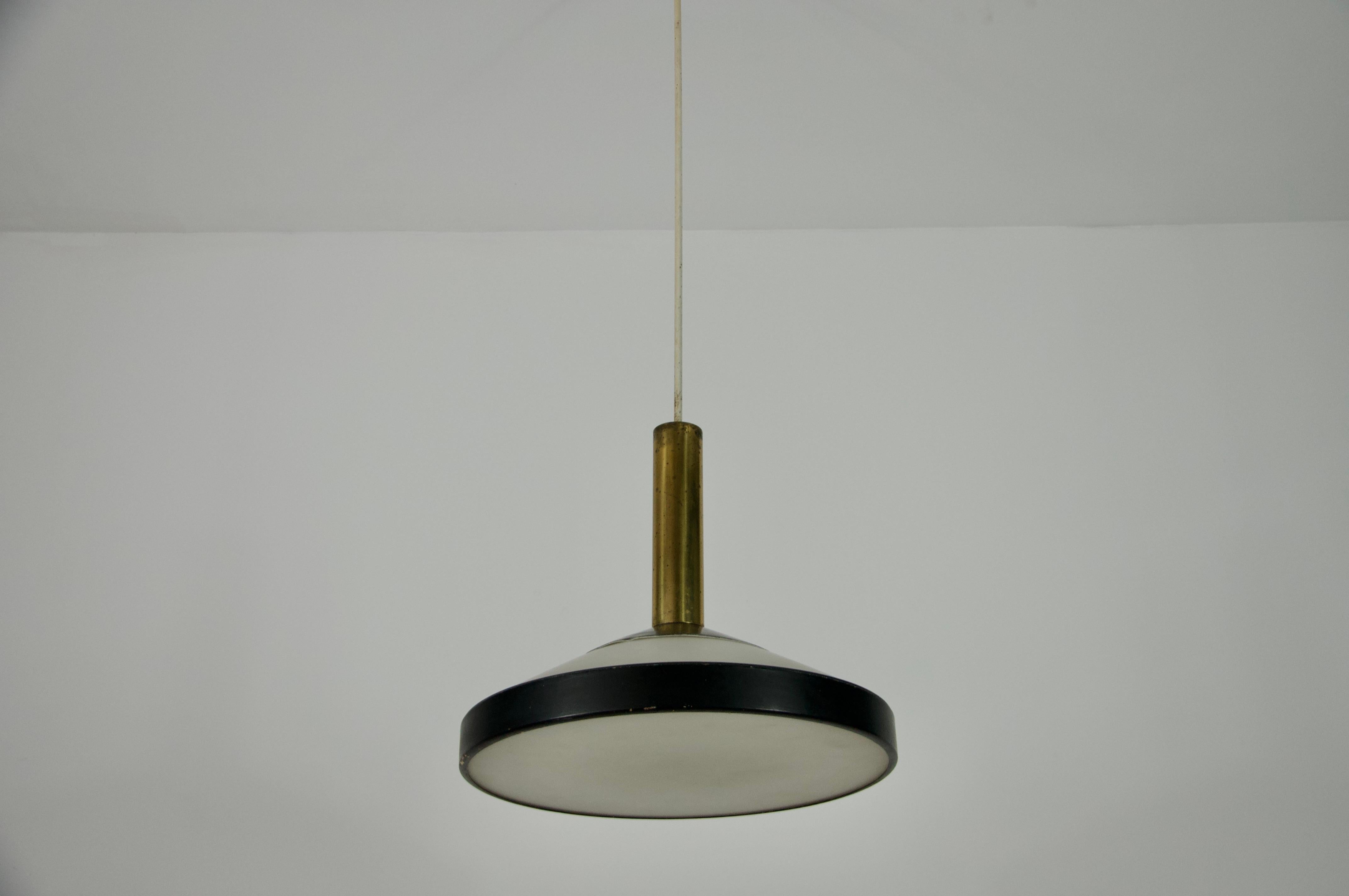 Italiano Lampada da soffitto di metà secolo in ottone e vetro opalino di Stilnovo, Italia, anni '60 in vendita