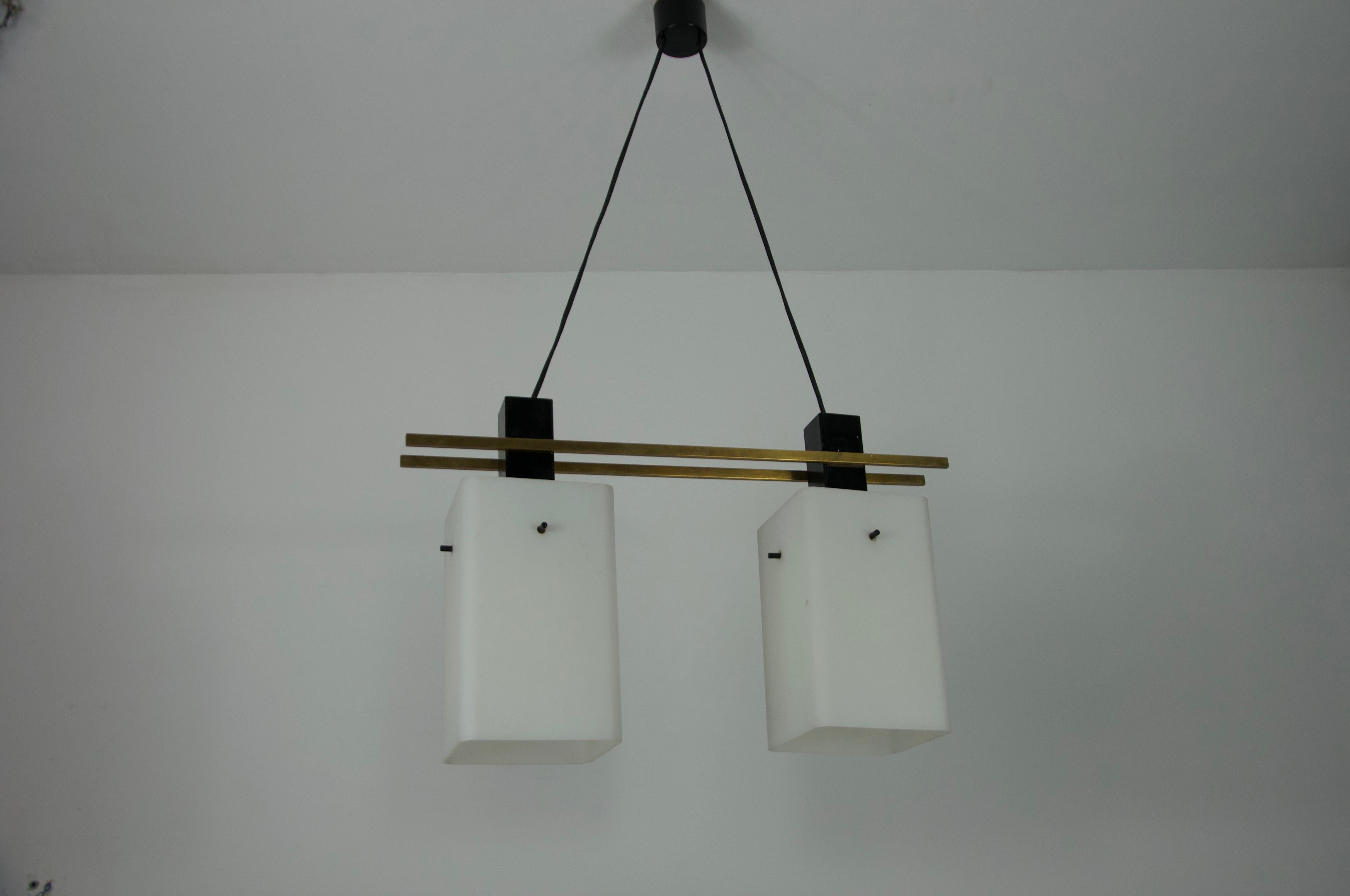 Deckenleuchte aus Messing und Opalglas aus der Mitte des Jahrhunderts von Stilnovo, Italien, 1960er Jahre (Italienisch) im Angebot