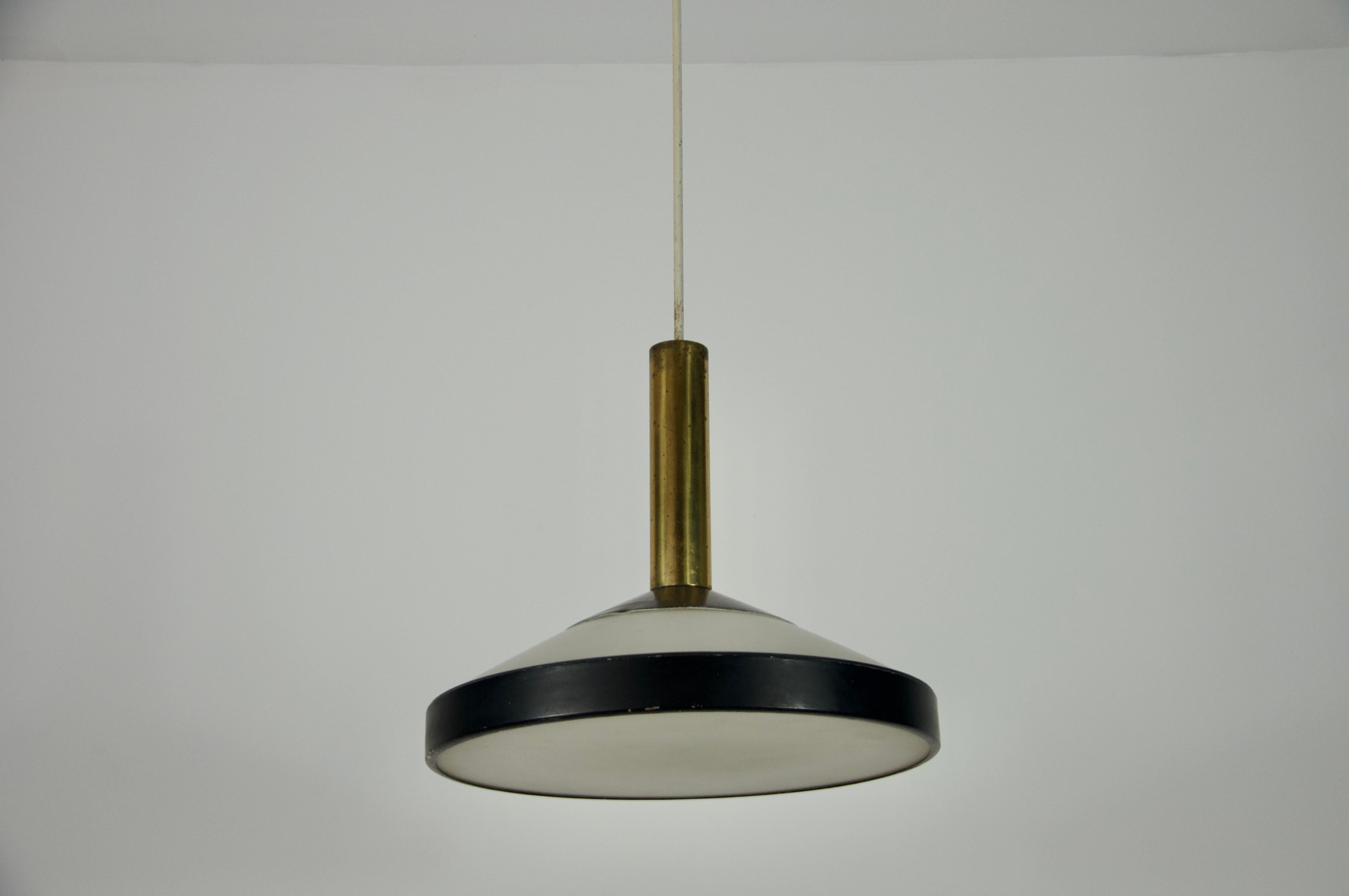 Lampada da soffitto di metà secolo in ottone e vetro opalino di Stilnovo, Italia, anni '60 In condizioni buone in vendita a Hagenbach, DE