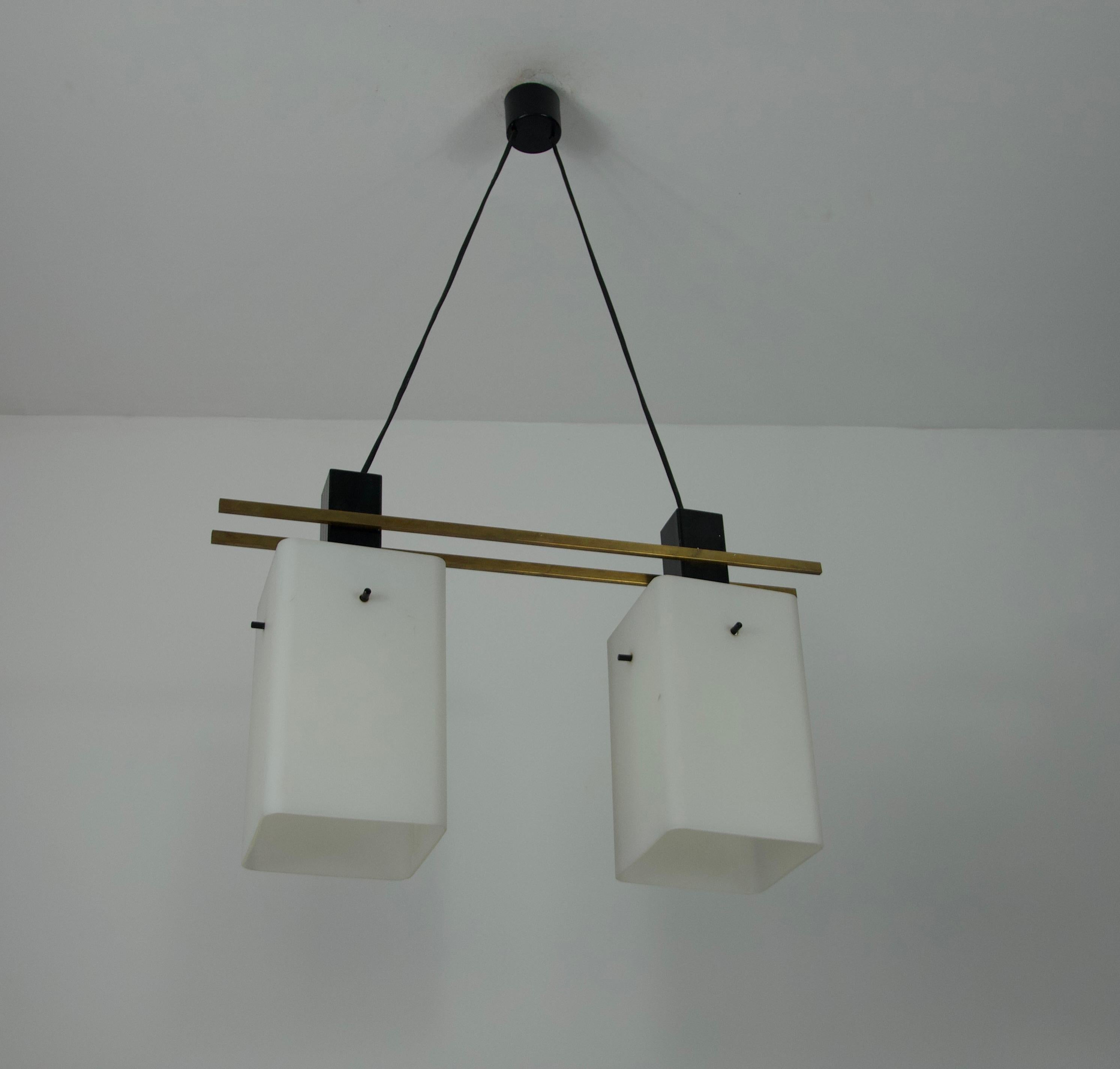 Deckenleuchte aus Messing und Opalglas aus der Mitte des Jahrhunderts von Stilnovo, Italien, 1960er Jahre im Zustand „Gut“ im Angebot in Hagenbach, DE