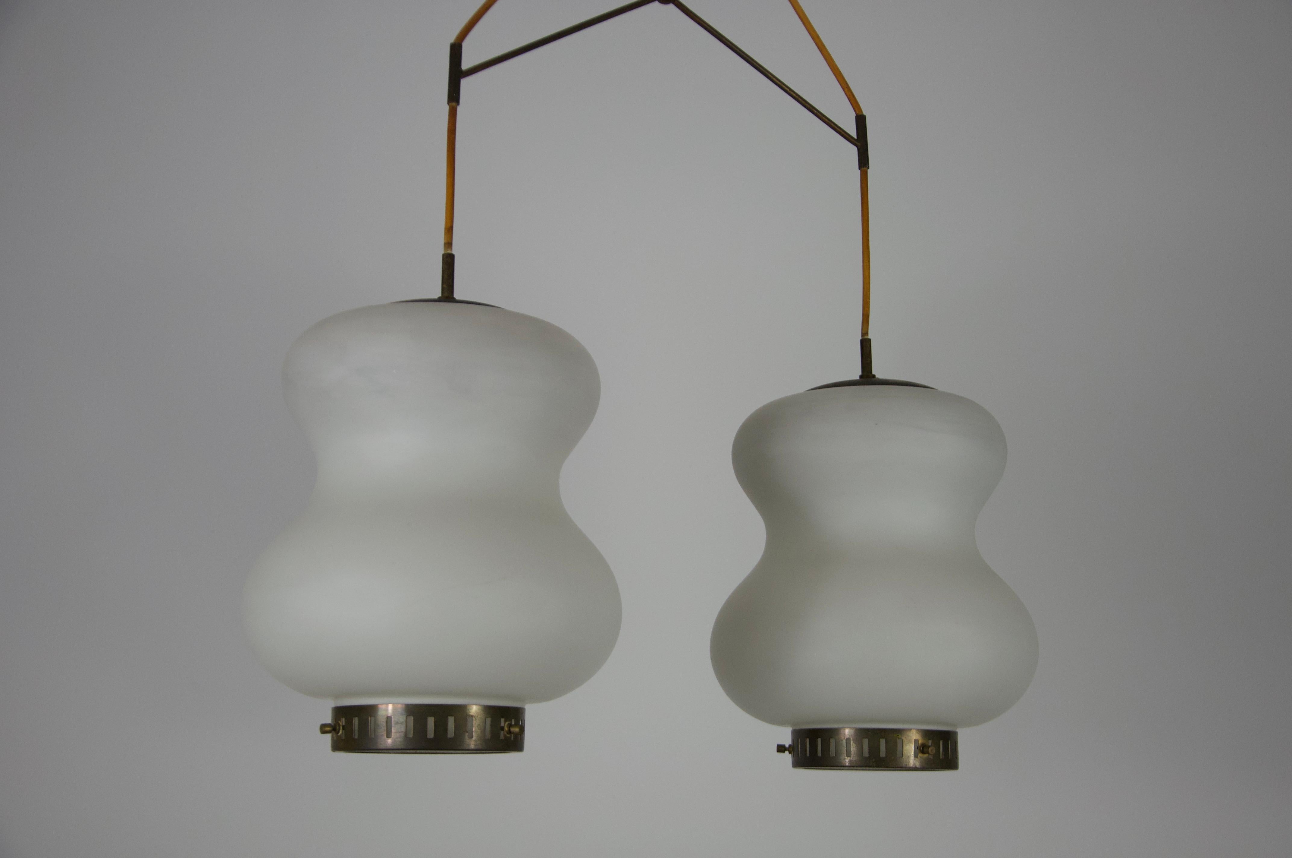 Milieu du XXe siècle Plafonnier du milieu du siècle dernier en laiton et verre opale de Stilnovo, Italie, années 1960 en vente