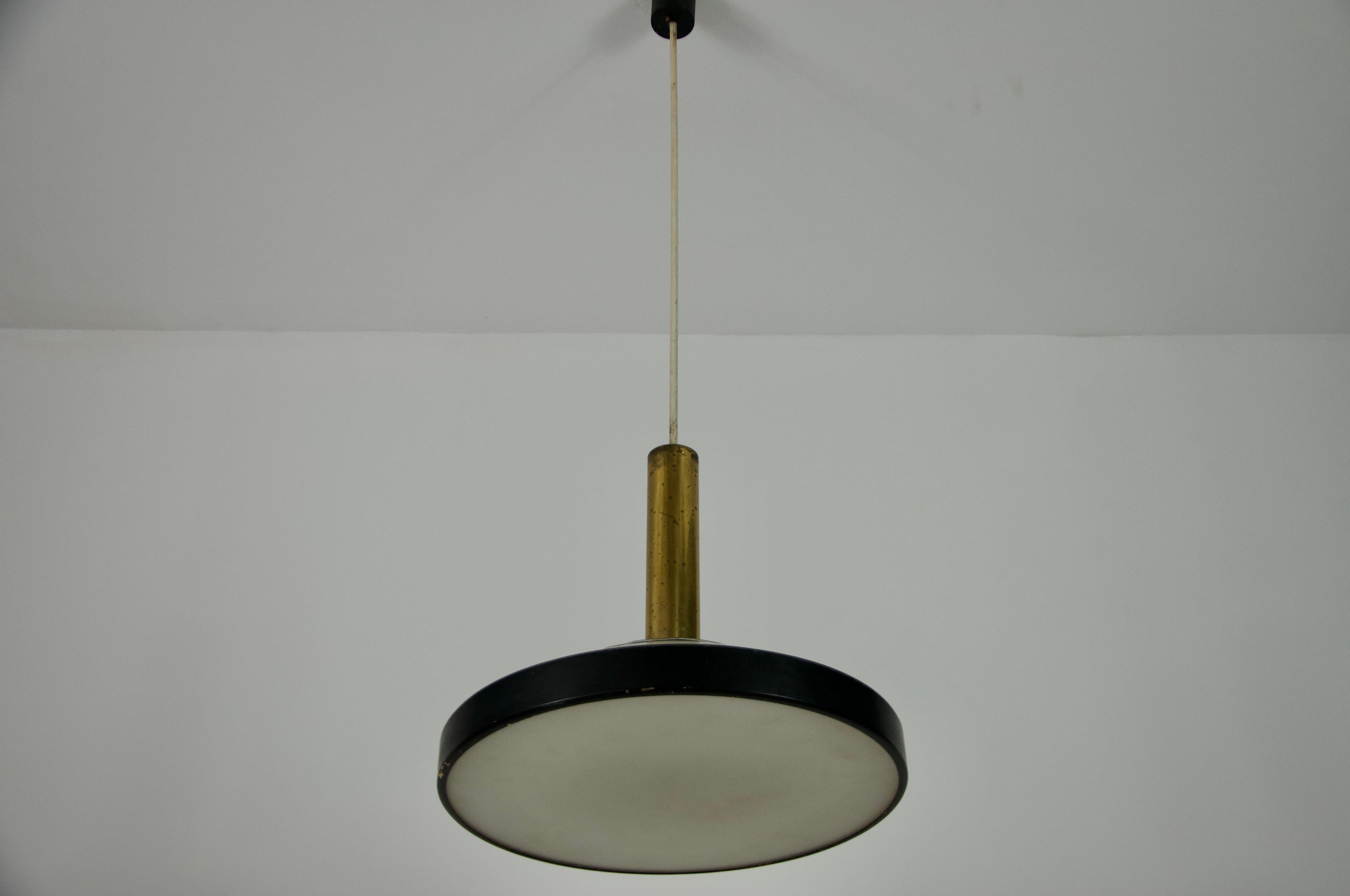 Metà XX secolo Lampada da soffitto di metà secolo in ottone e vetro opalino di Stilnovo, Italia, anni '60 in vendita