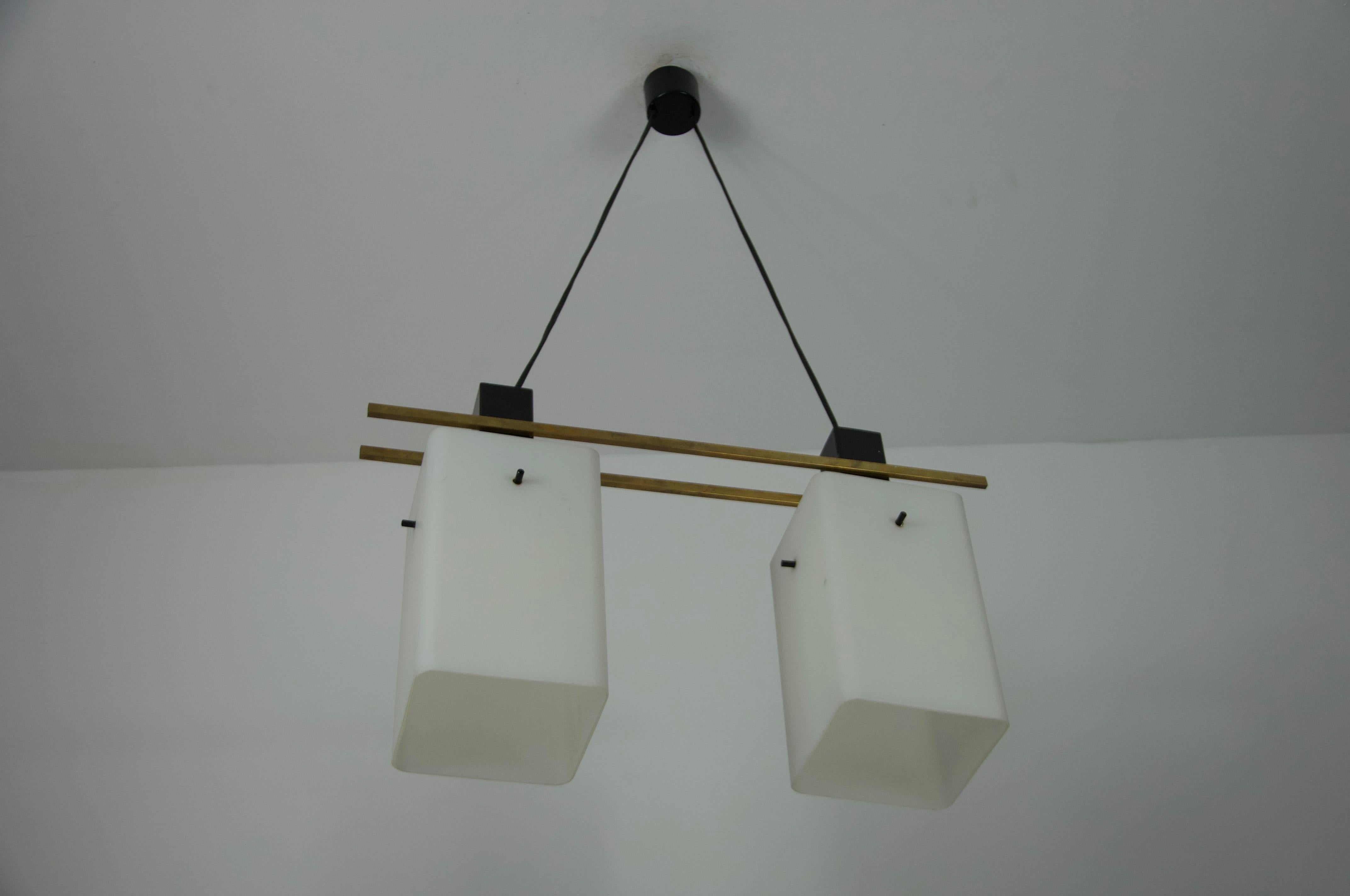 Deckenleuchte aus Messing und Opalglas aus der Mitte des Jahrhunderts von Stilnovo, Italien, 1960er Jahre (Mitte des 20. Jahrhunderts) im Angebot