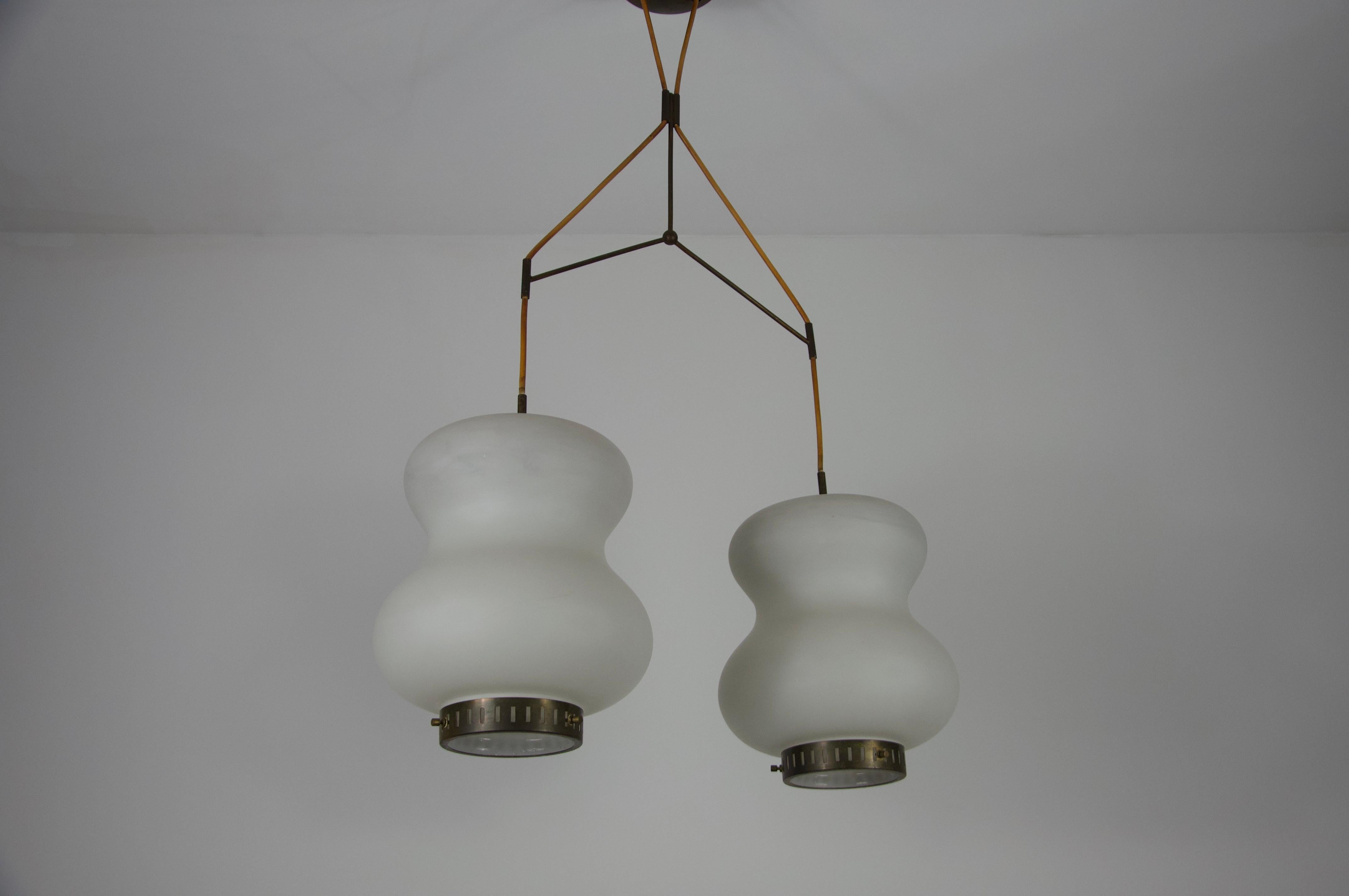 Métal Plafonnier du milieu du siècle dernier en laiton et verre opale de Stilnovo, Italie, années 1960 en vente