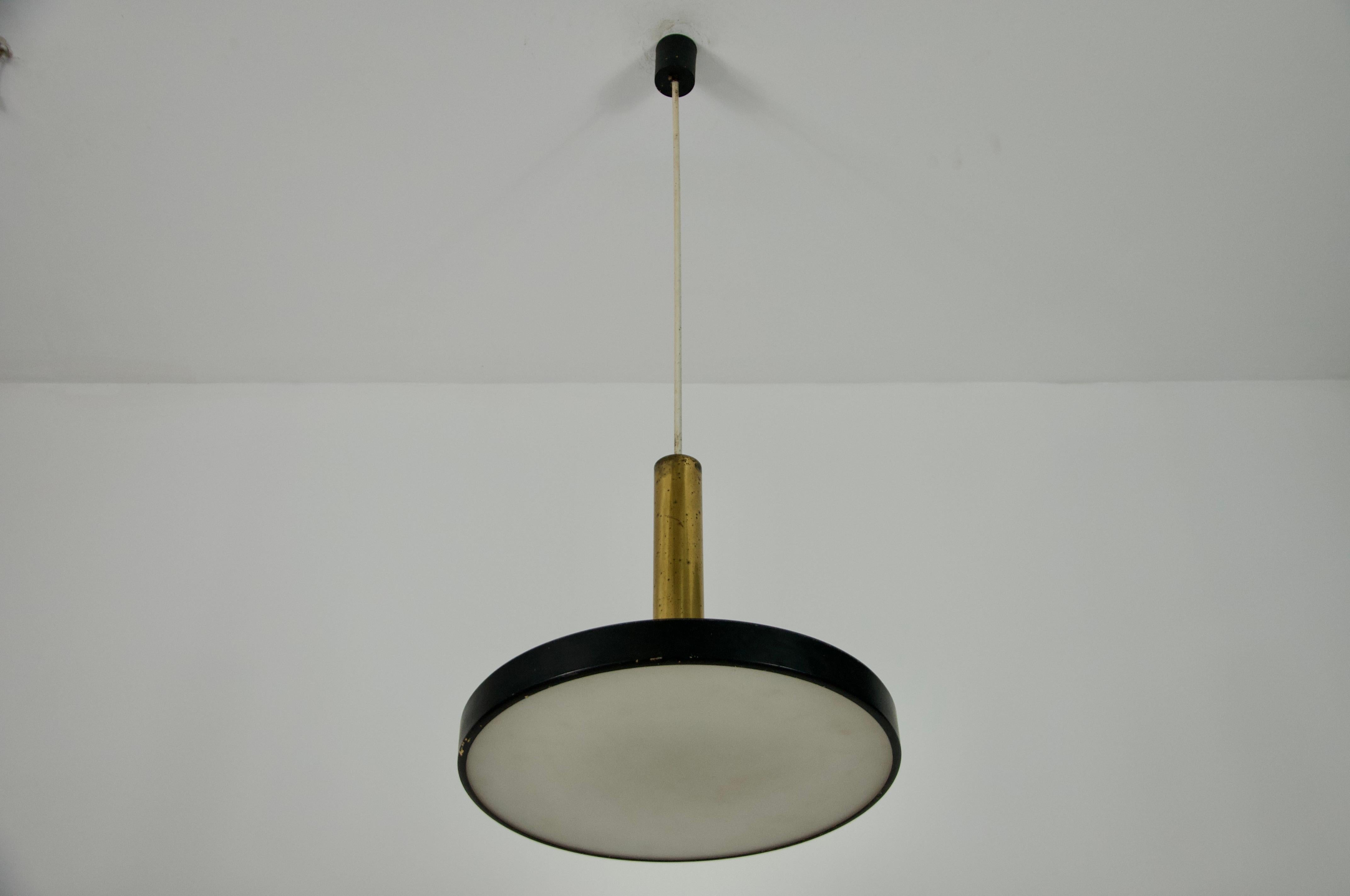 Metallo Lampada da soffitto di metà secolo in ottone e vetro opalino di Stilnovo, Italia, anni '60 in vendita