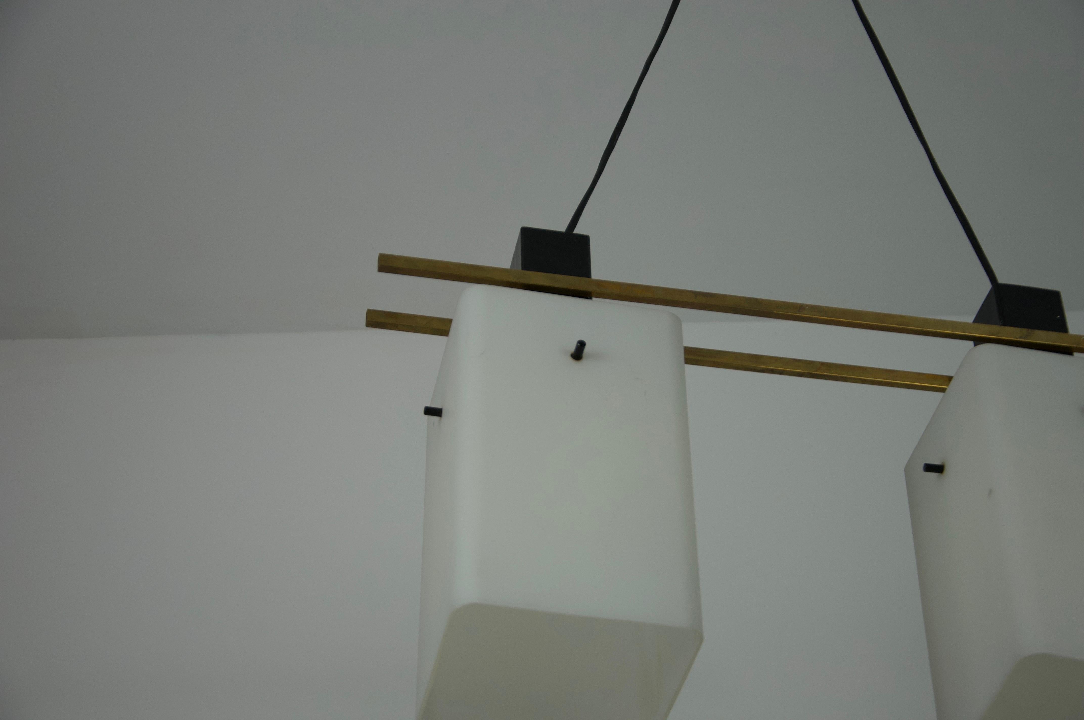 Deckenleuchte aus Messing und Opalglas aus der Mitte des Jahrhunderts von Stilnovo, Italien, 1960er Jahre (Metall) im Angebot