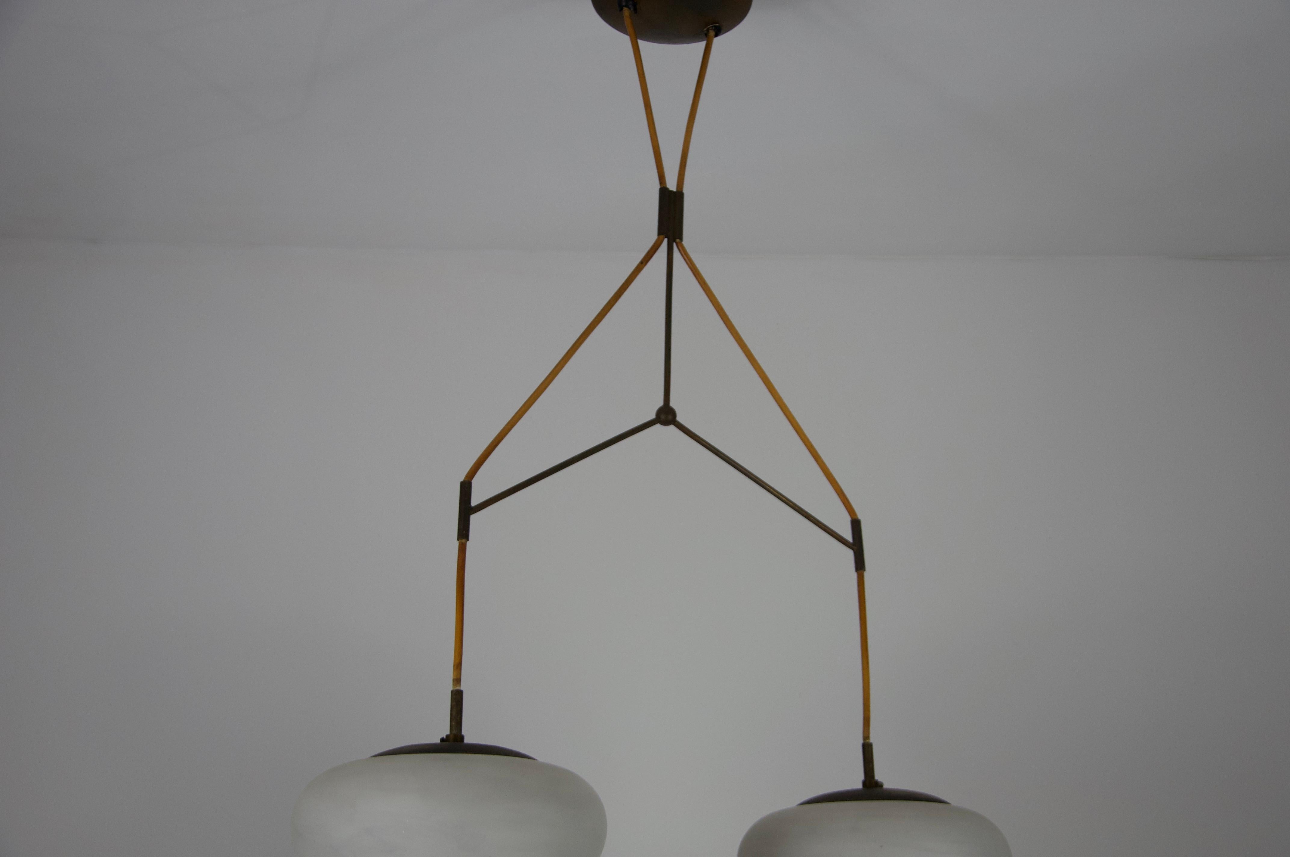 Plafonnier du milieu du siècle dernier en laiton et verre opale de Stilnovo, Italie, années 1960 en vente 1