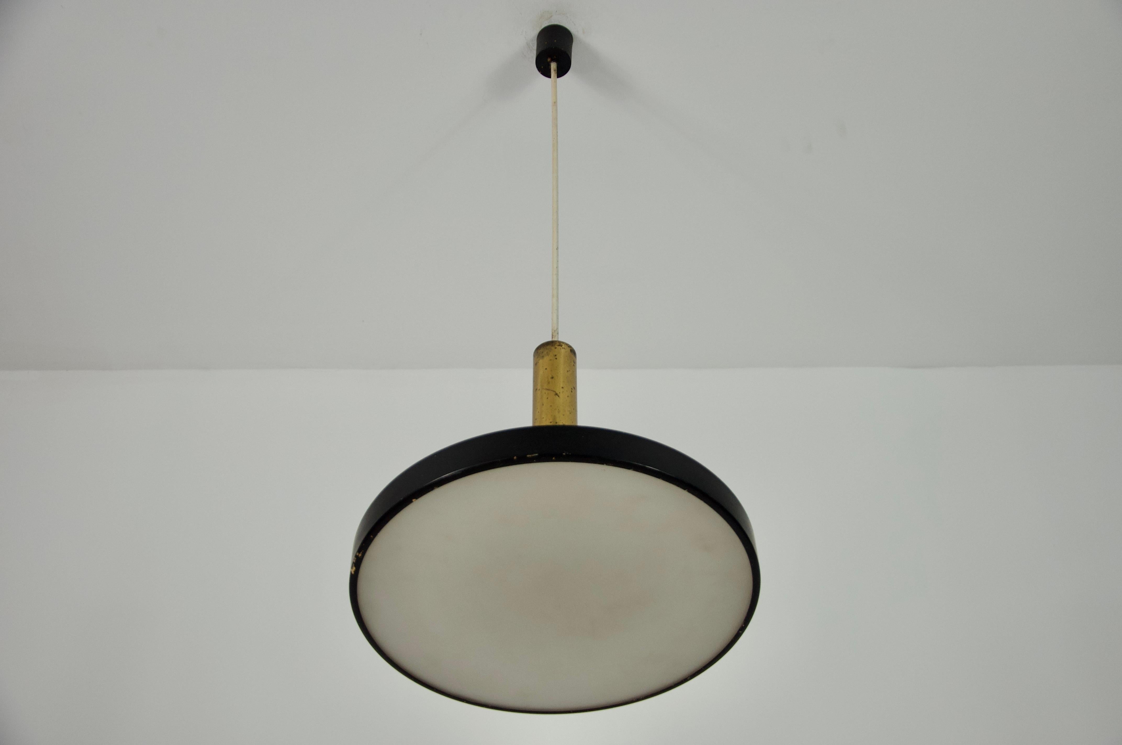 Lampada da soffitto di metà secolo in ottone e vetro opalino di Stilnovo, Italia, anni '60 in vendita 1