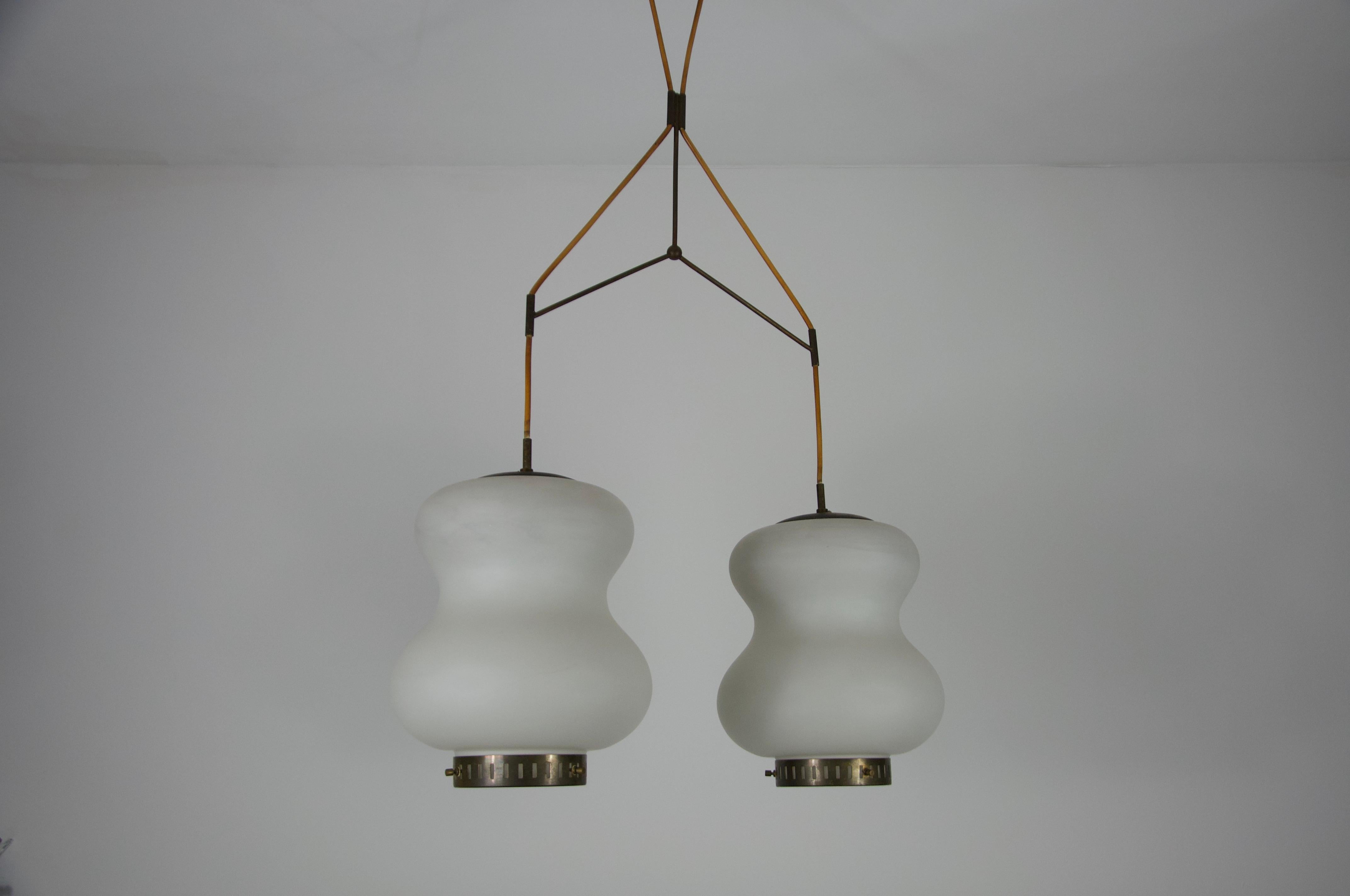 Plafonnier du milieu du siècle dernier en laiton et verre opale de Stilnovo, Italie, années 1960 en vente 2