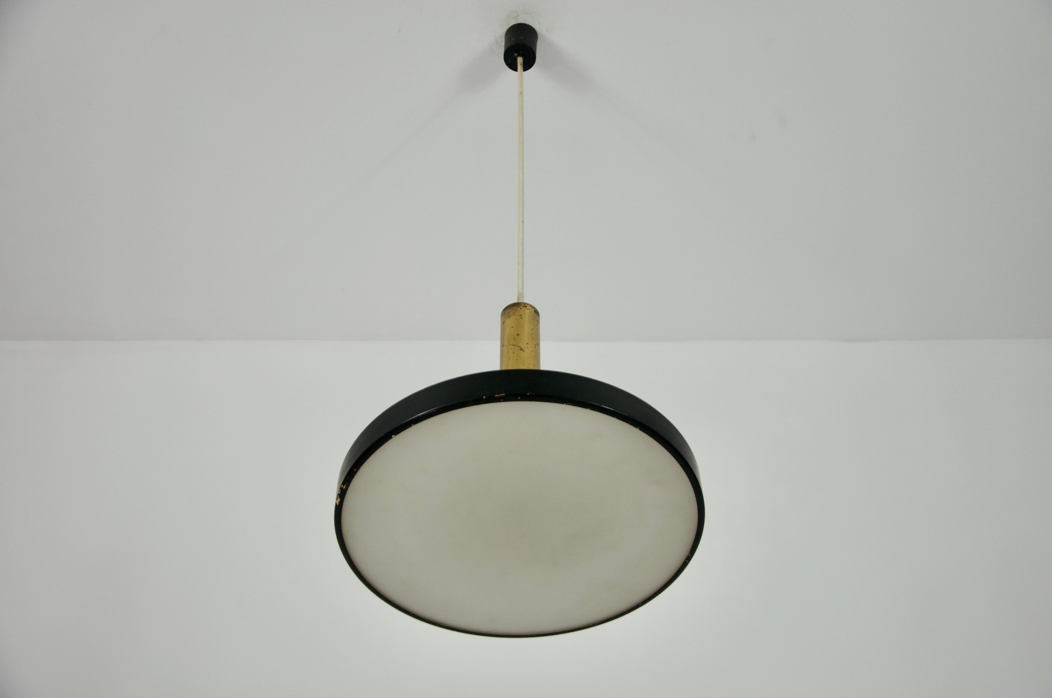 Lampada da soffitto di metà secolo in ottone e vetro opalino di Stilnovo, Italia, anni '60 in vendita 2