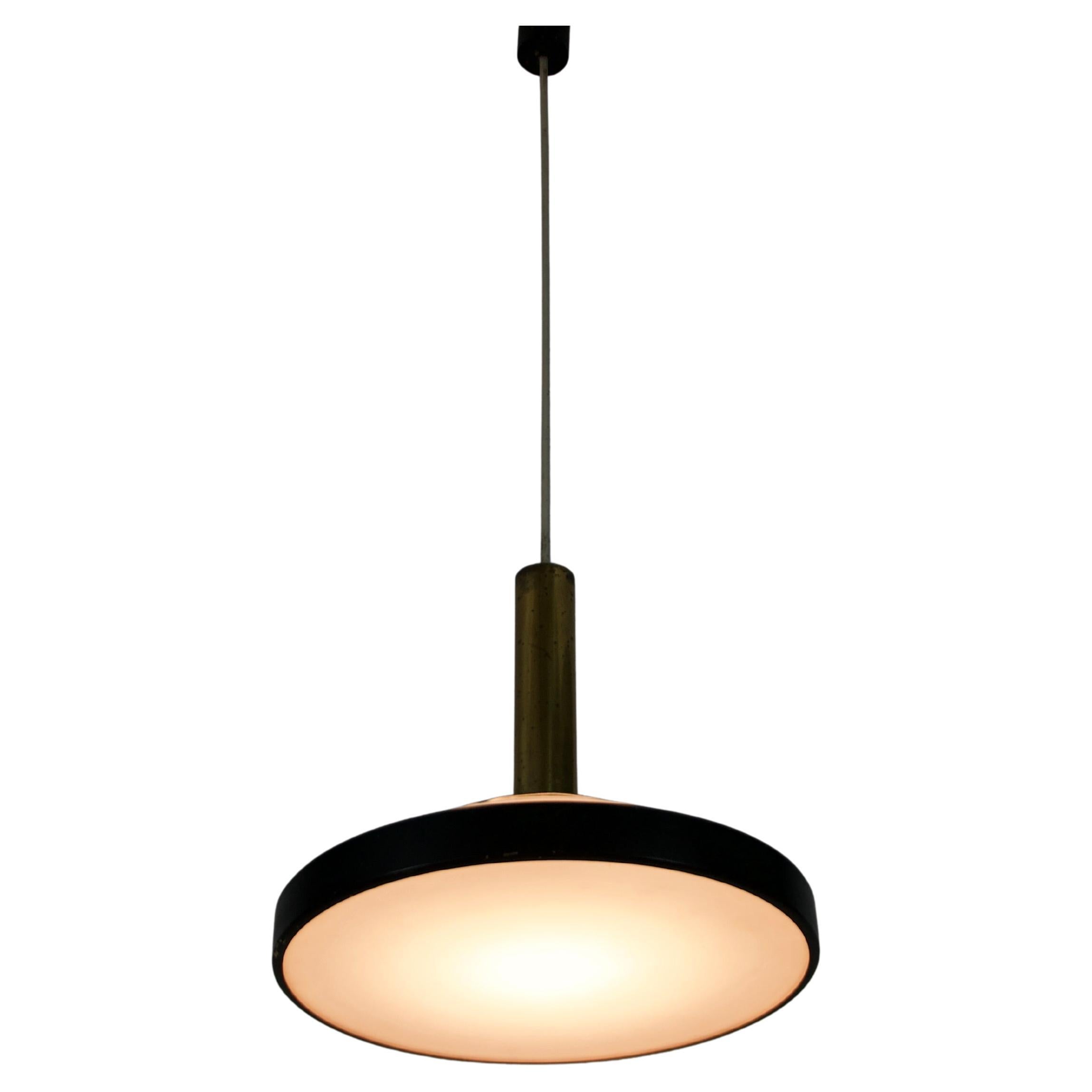 Lampada da soffitto di metà secolo in ottone e vetro opalino di Stilnovo, Italia, anni '60
