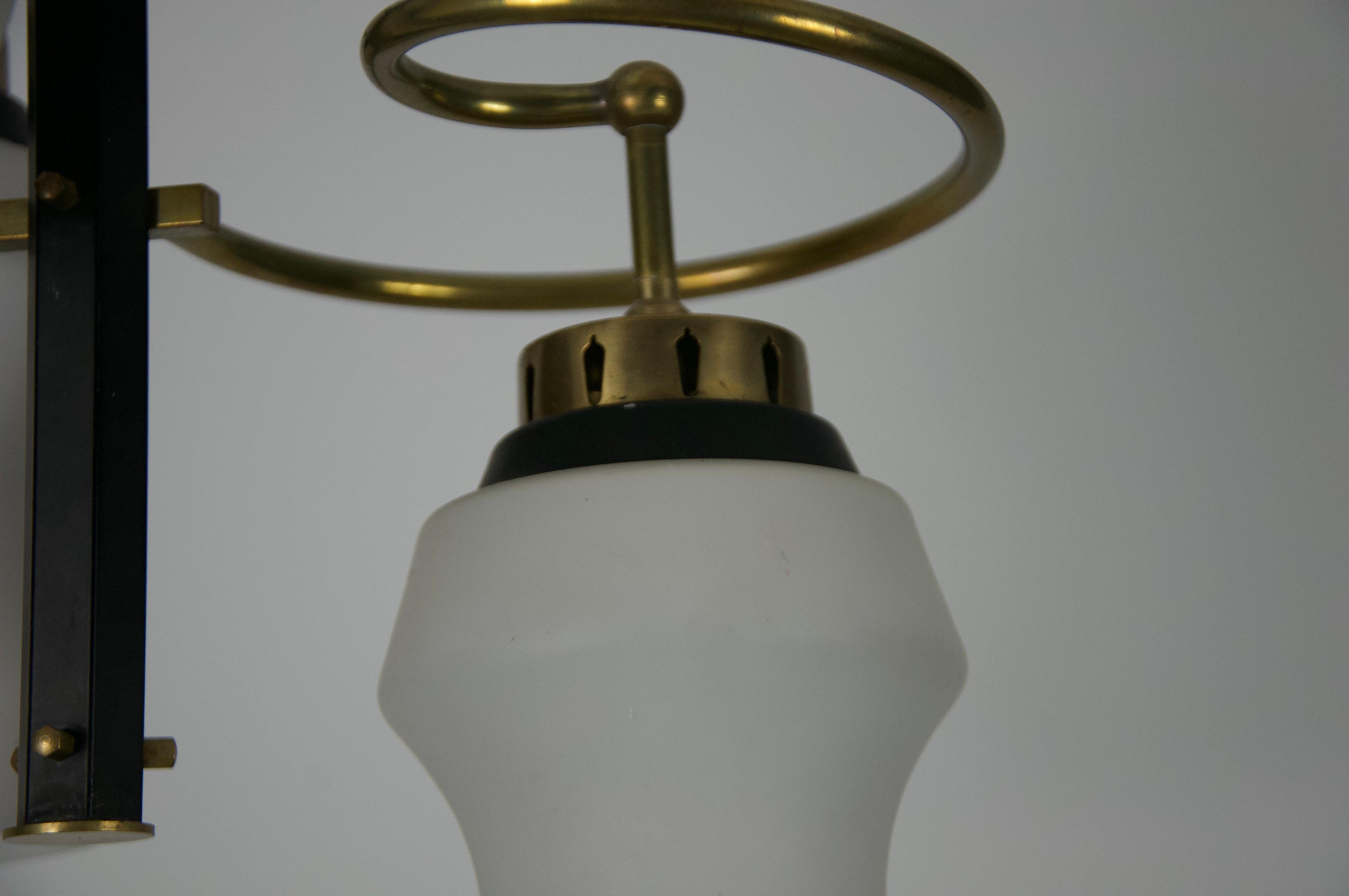 Lampada da soffitto di metà secolo in ottone e vetro opalino, Italia, anni '60 in vendita 3