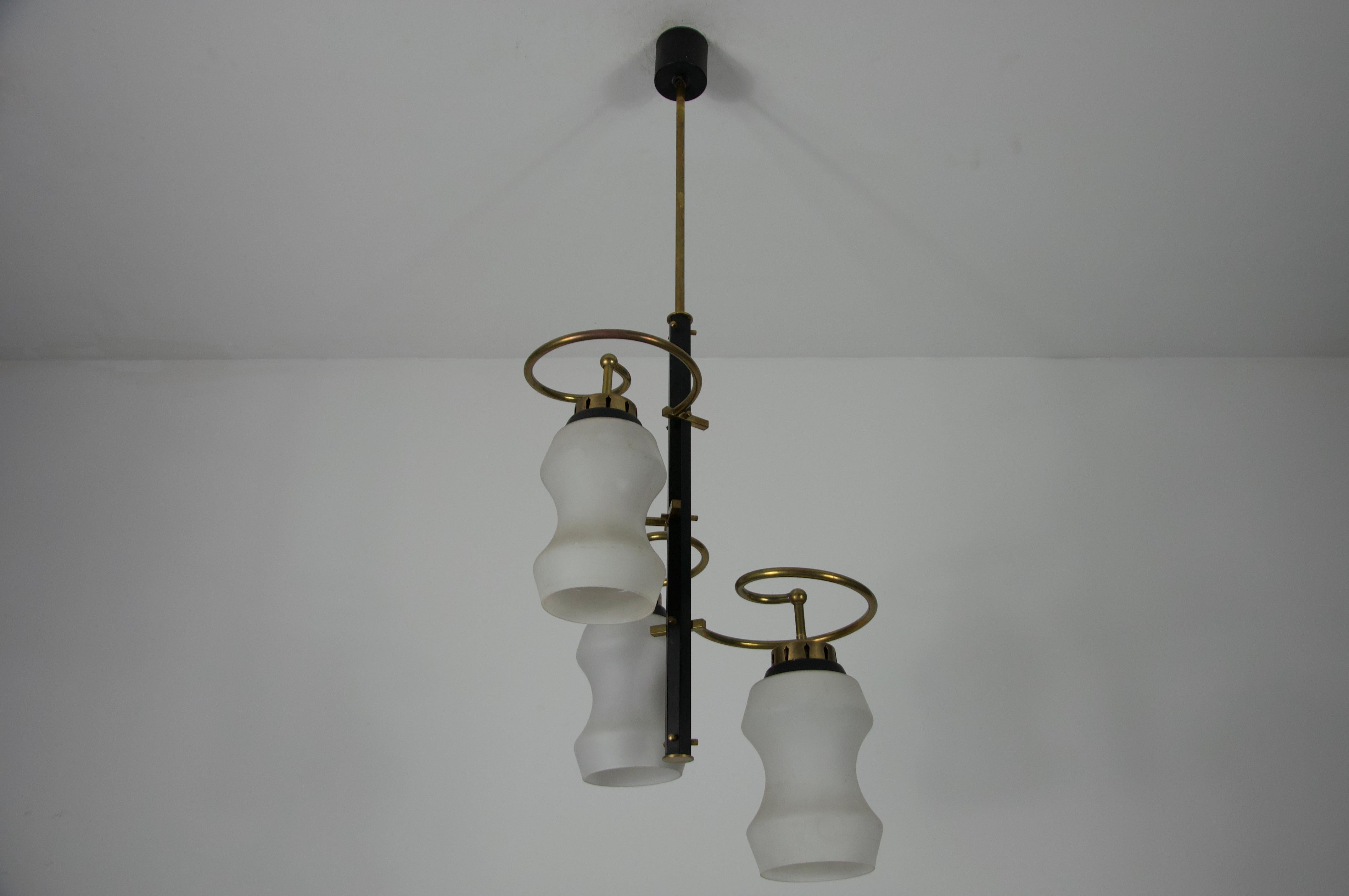 Mid-Century moderno Lampada da soffitto di metà secolo in ottone e vetro opalino, Italia, anni '60 in vendita