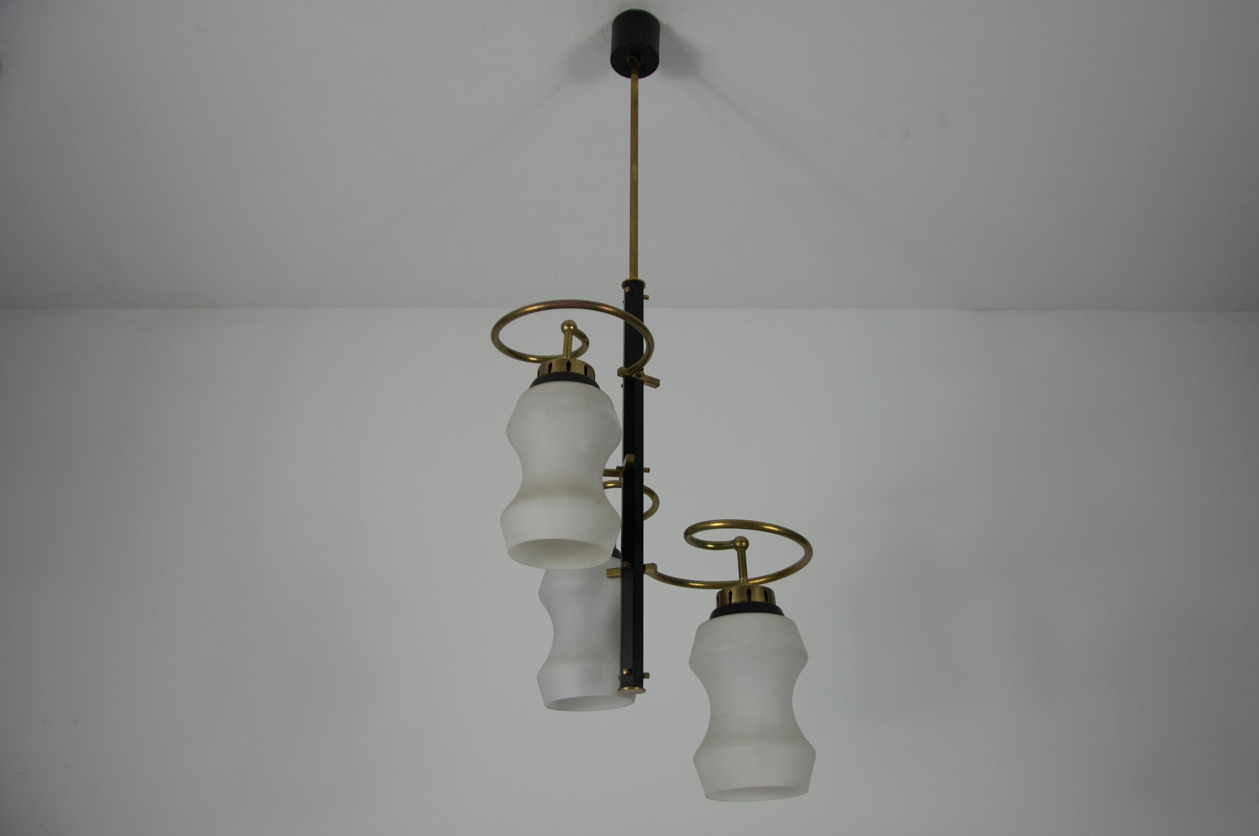 Italiano Lampada da soffitto di metà secolo in ottone e vetro opalino, Italia, anni '60 in vendita