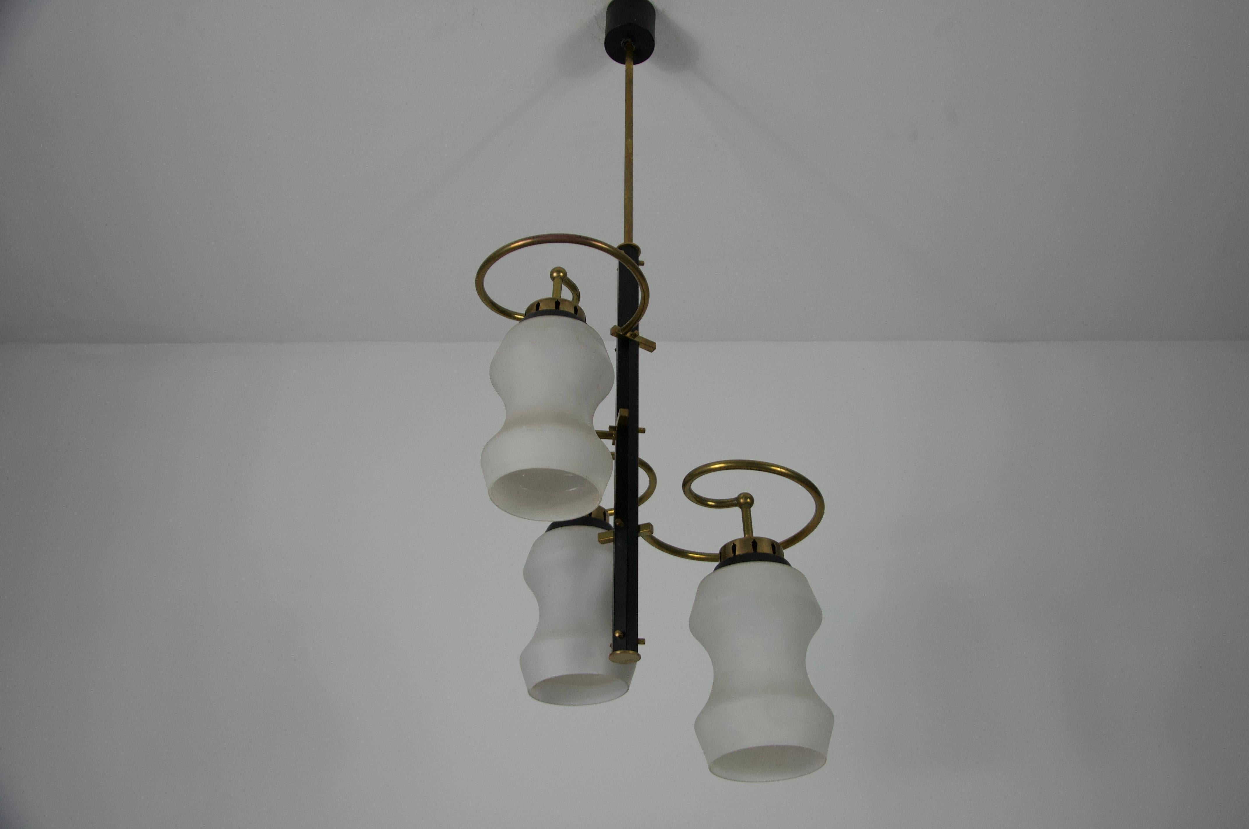 Lampada da soffitto di metà secolo in ottone e vetro opalino, Italia, anni '60 In condizioni buone in vendita a Hagenbach, DE