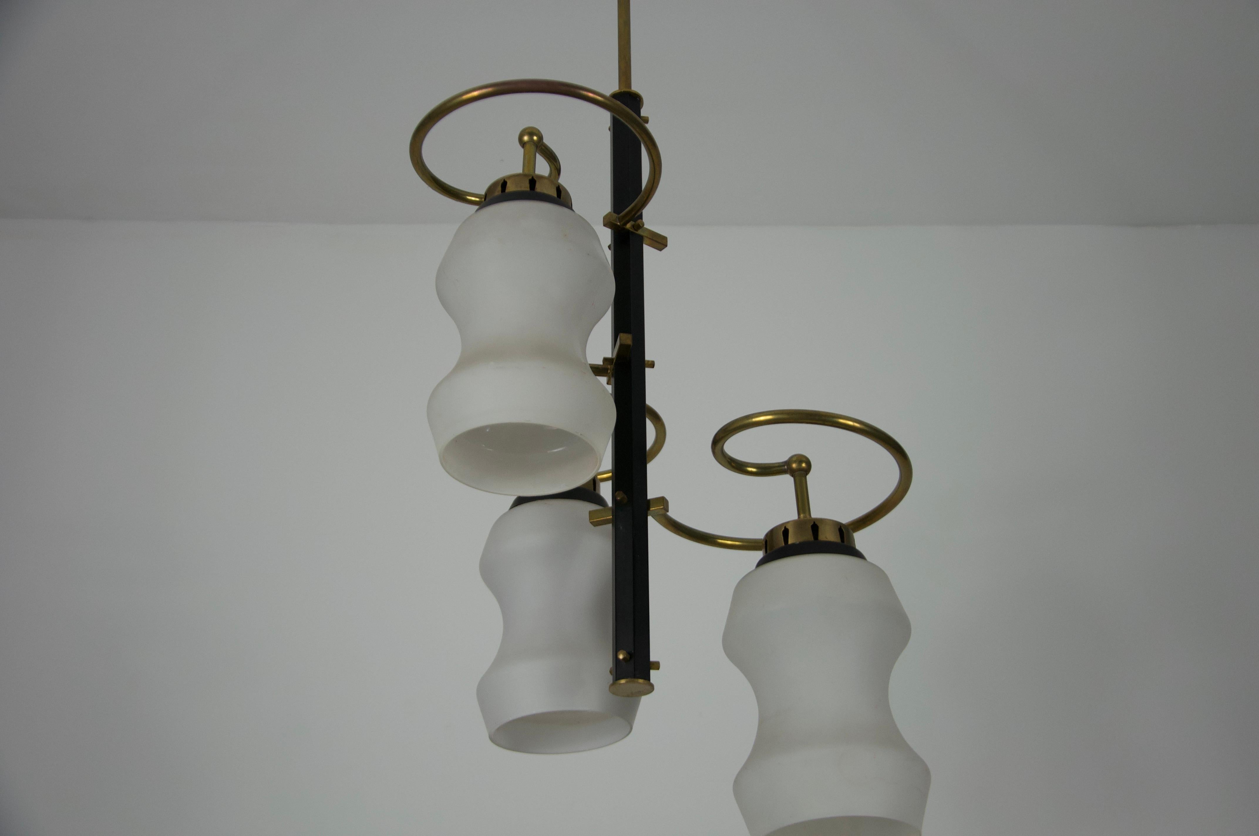 Metallo Lampada da soffitto di metà secolo in ottone e vetro opalino, Italia, anni '60 in vendita