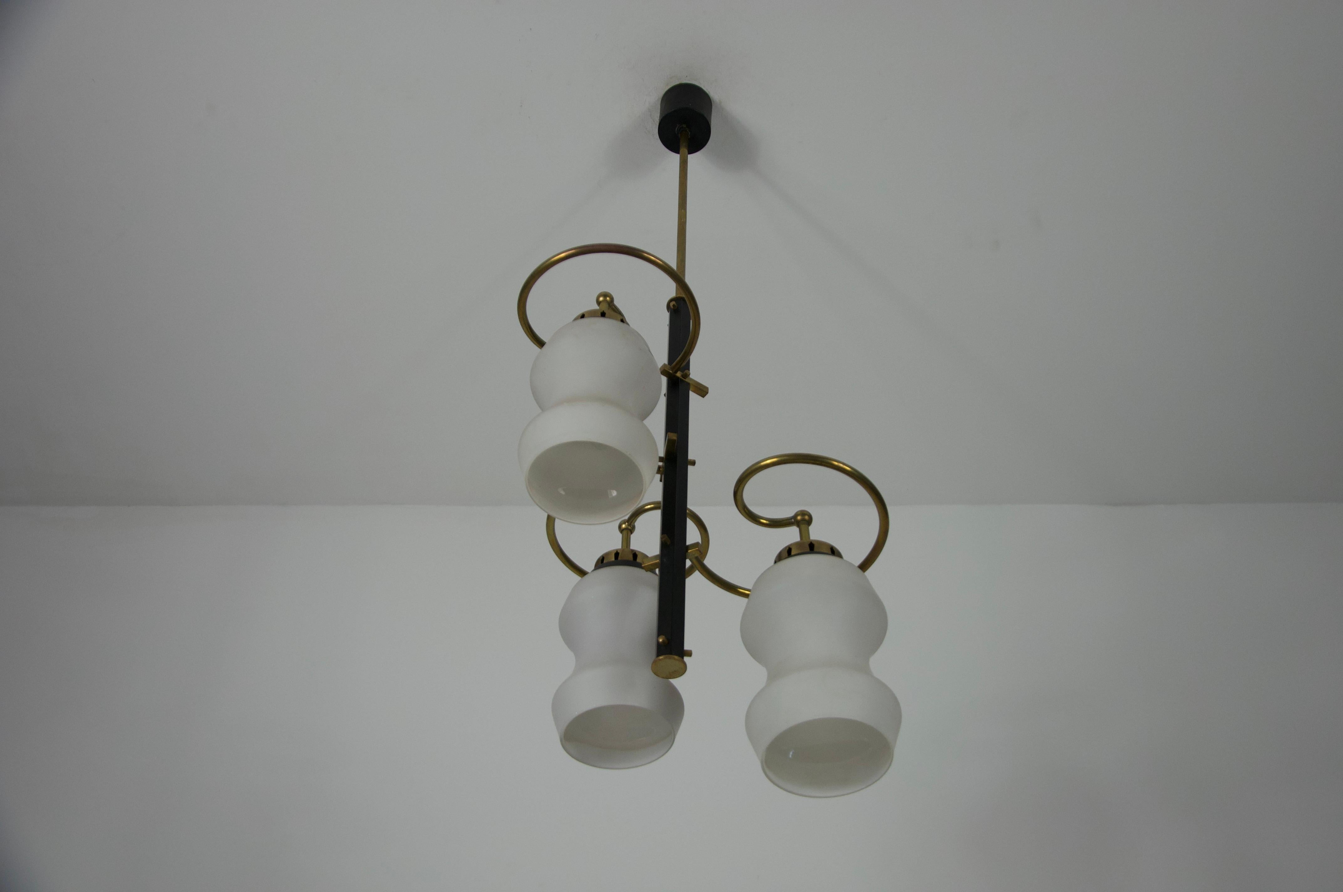 Lampada da soffitto di metà secolo in ottone e vetro opalino, Italia, anni '60 in vendita 1