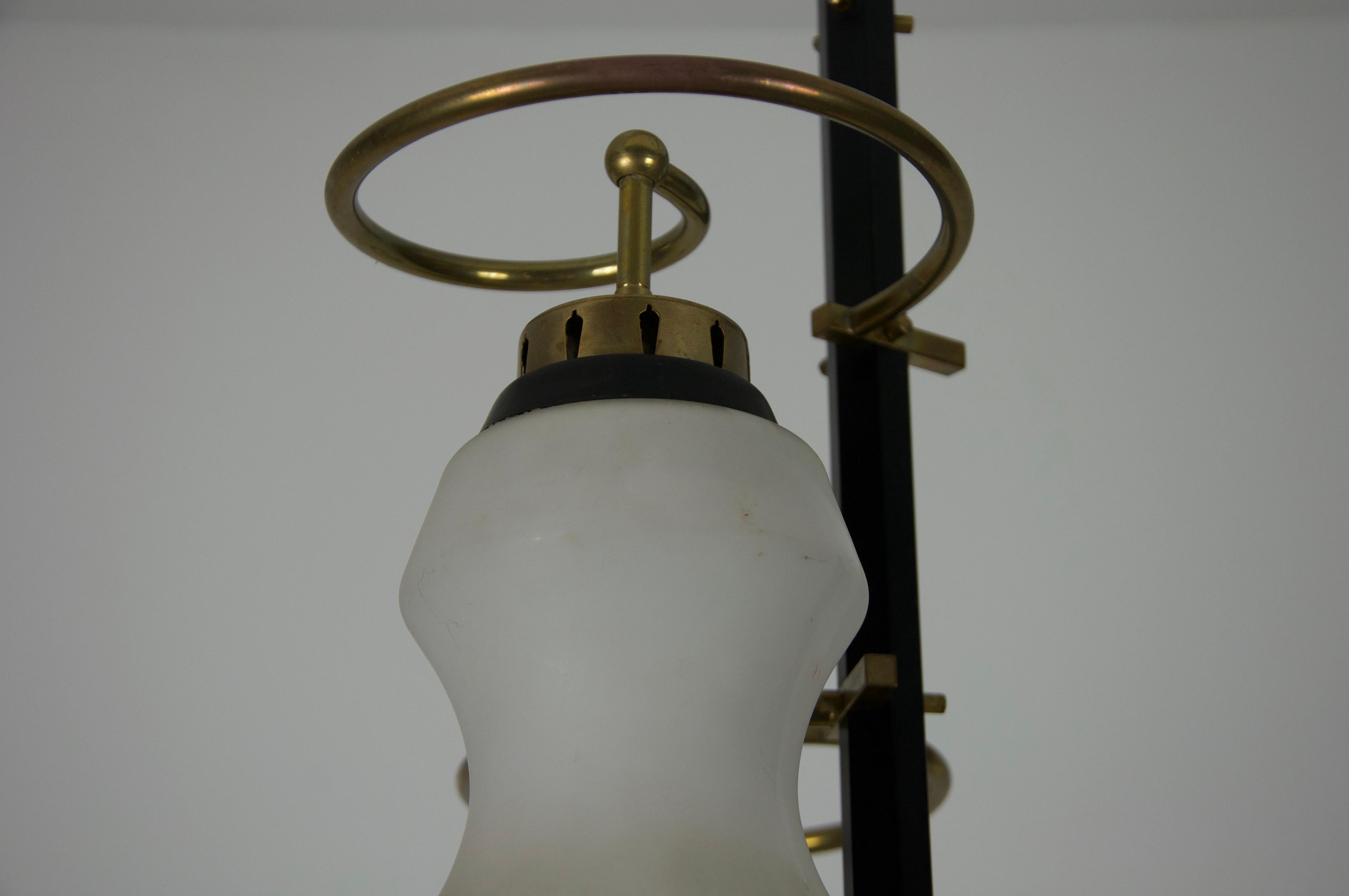 Lampada da soffitto di metà secolo in ottone e vetro opalino, Italia, anni '60 in vendita 2