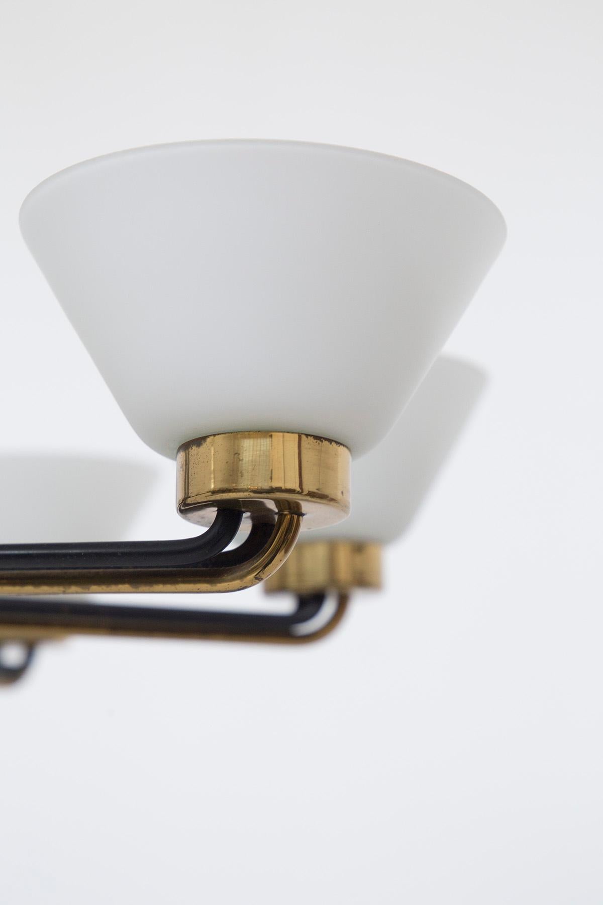 Mid-Century moderno Lampadario di metà secolo in ottone e vetro opalino in vendita