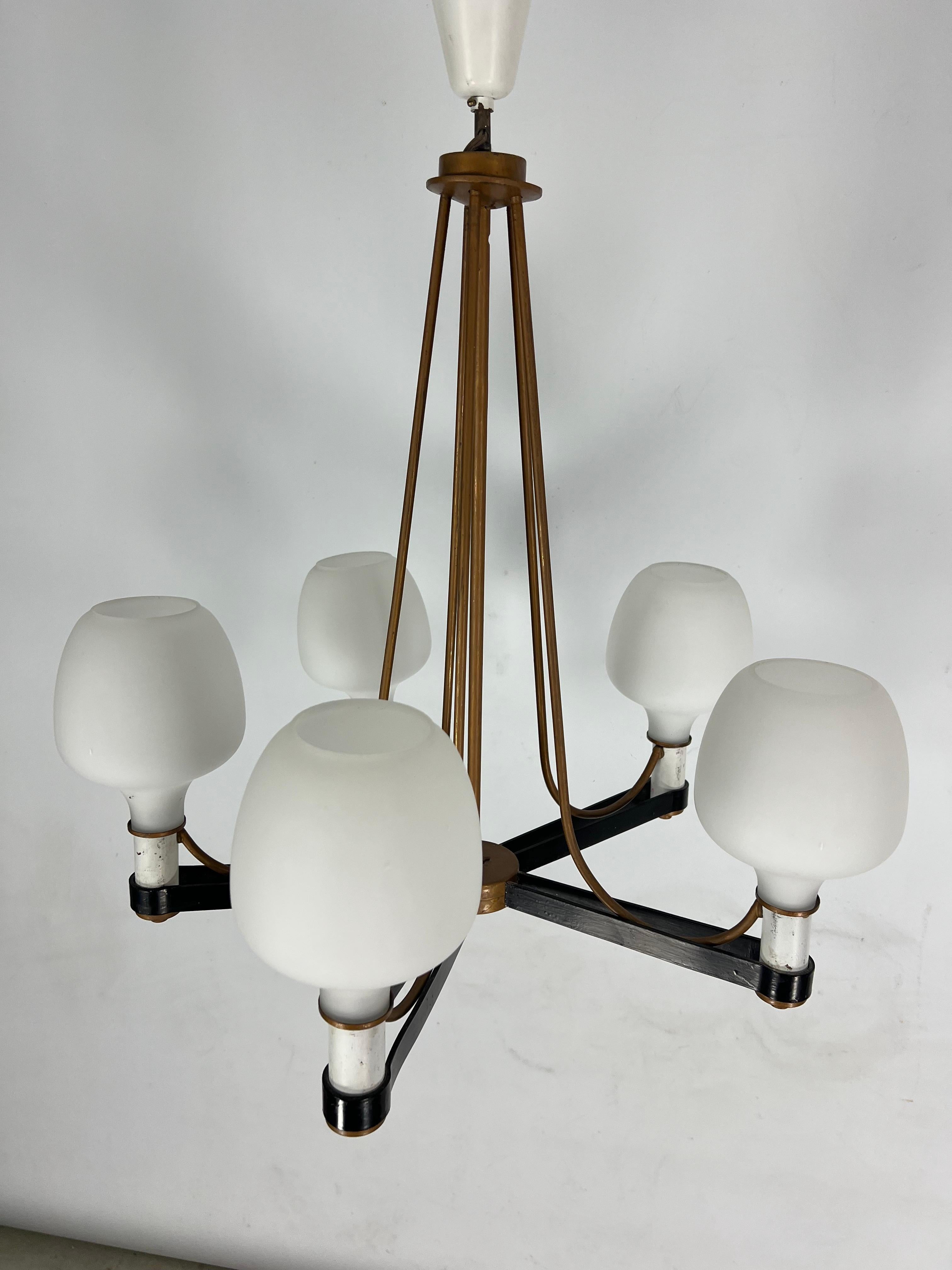 Mid-Century brass and opaline glass 5 arms chandelier in Arredoluce manner. Ital For Sale 3