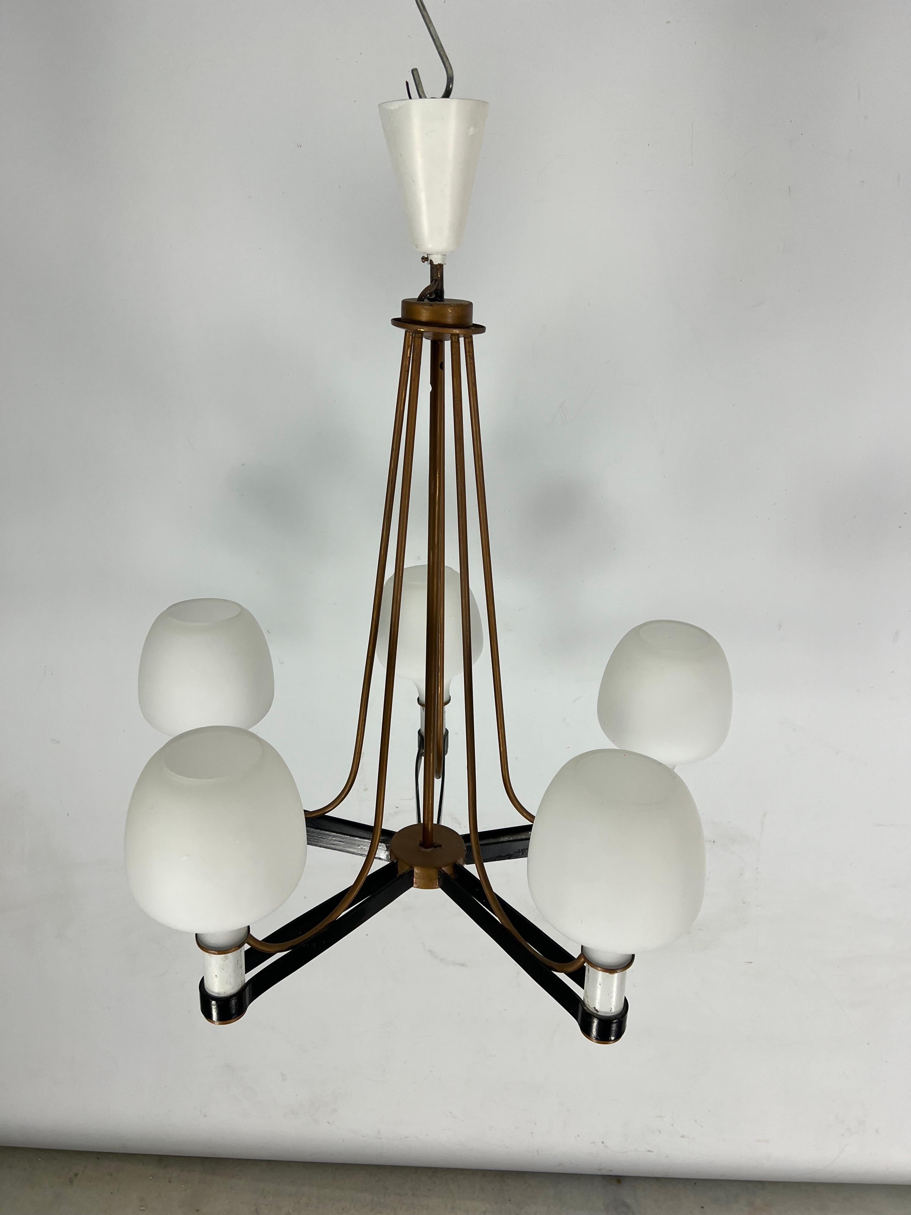 Mid-Century brass and opaline glass 5 arms chandelier in Arredoluce manner. Ital In Fair Condition For Sale In Catania, CT