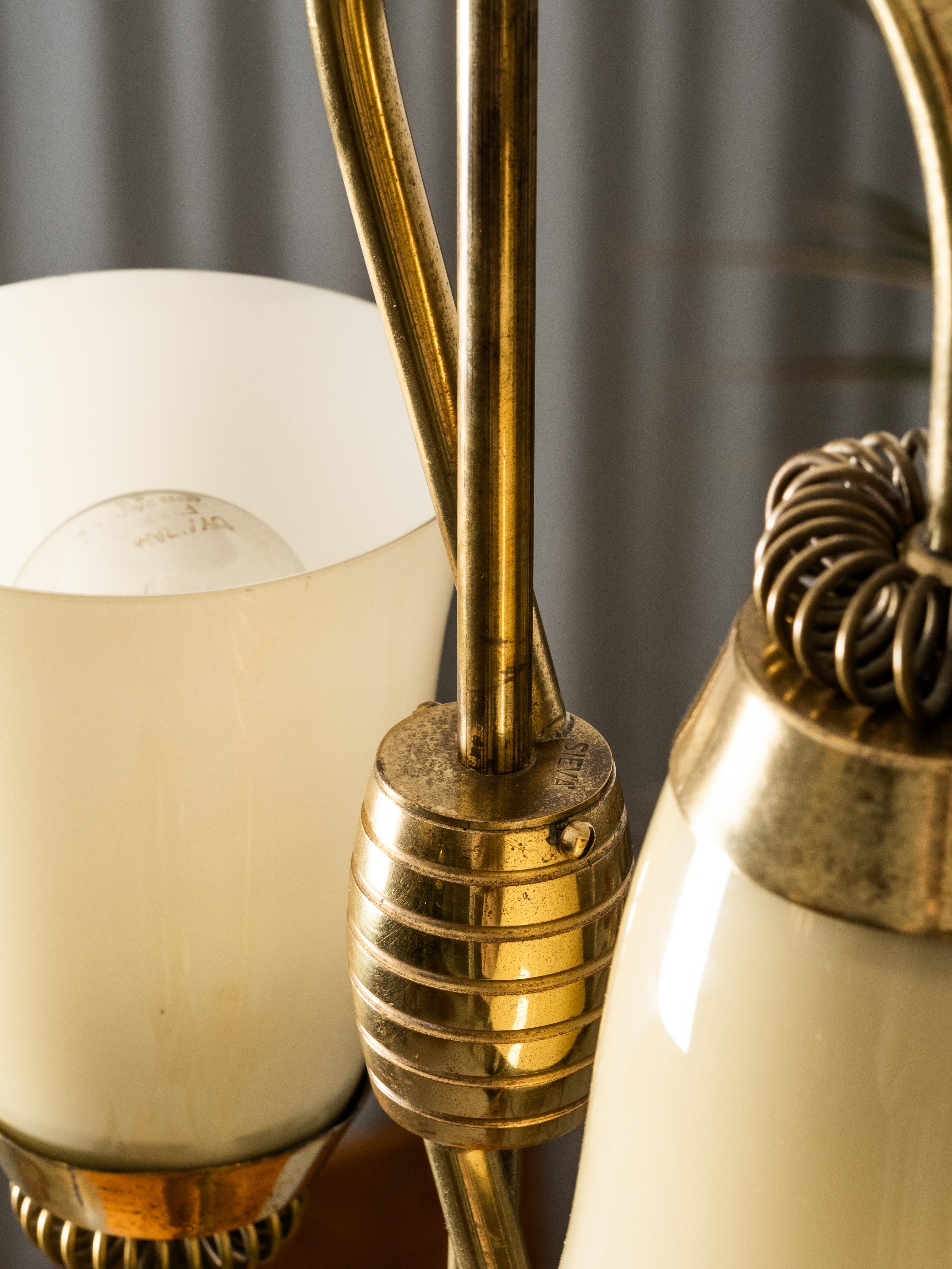 Lampadario di metà secolo in ottone e vetro opalino di Sievä Oy, Finlandia, anni '50 in vendita 4