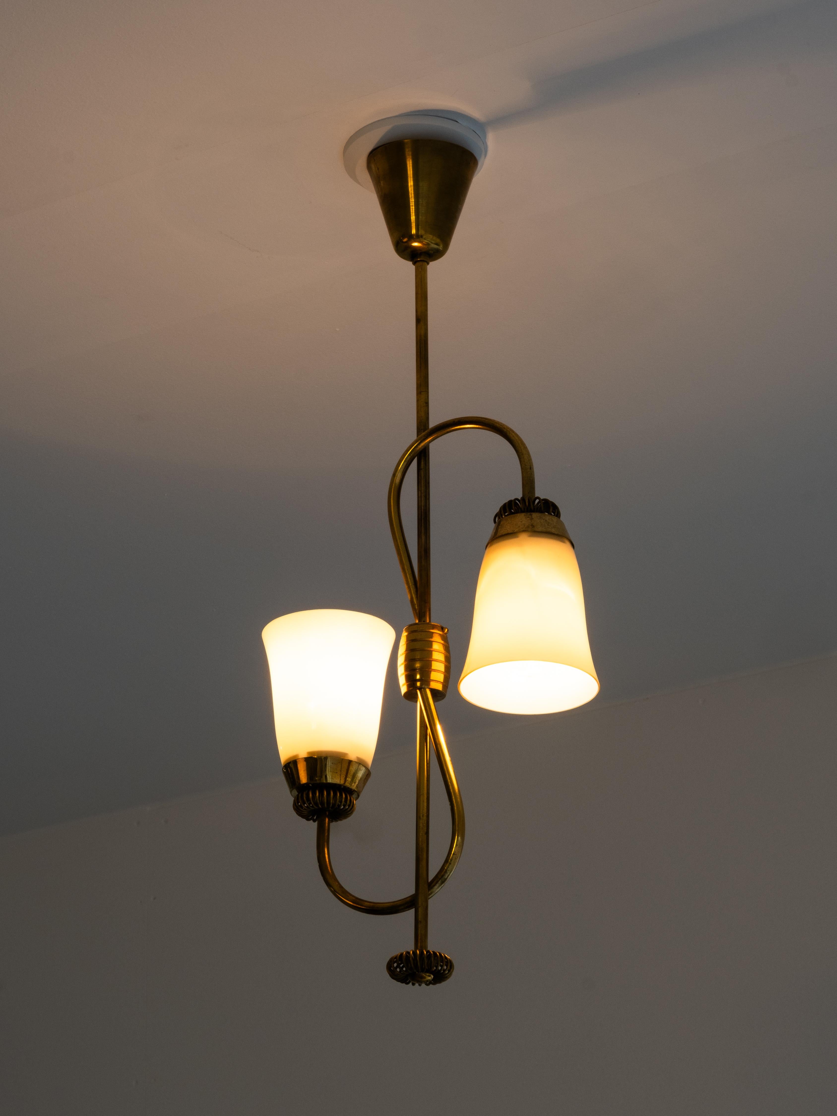 Lampadario di metà secolo in ottone e vetro opalino di Sievä Oy, Finlandia, anni '50 in vendita 5