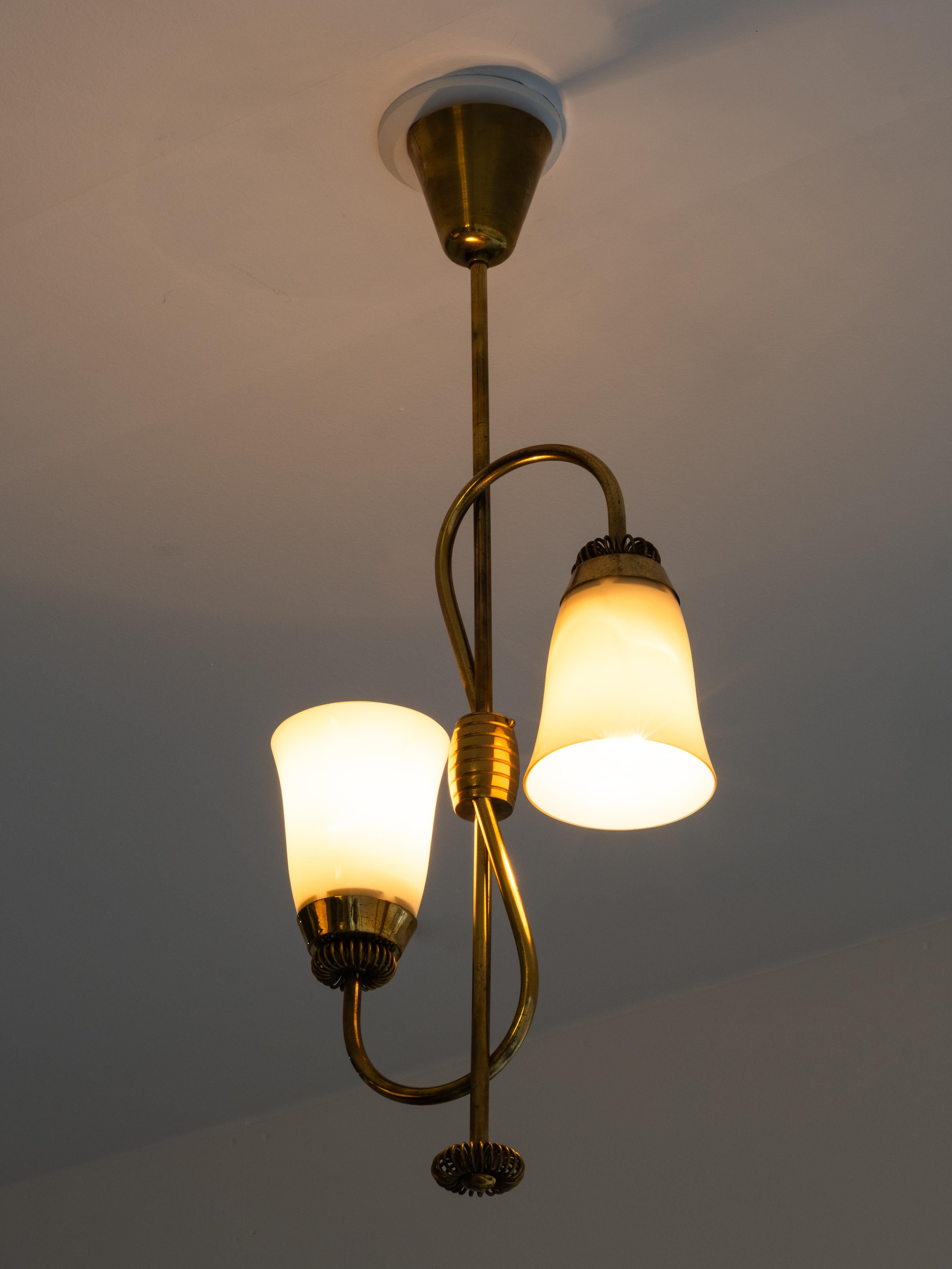 Lampadario di metà secolo in ottone e vetro opalino di Sievä Oy, Finlandia, anni '50 in vendita 6