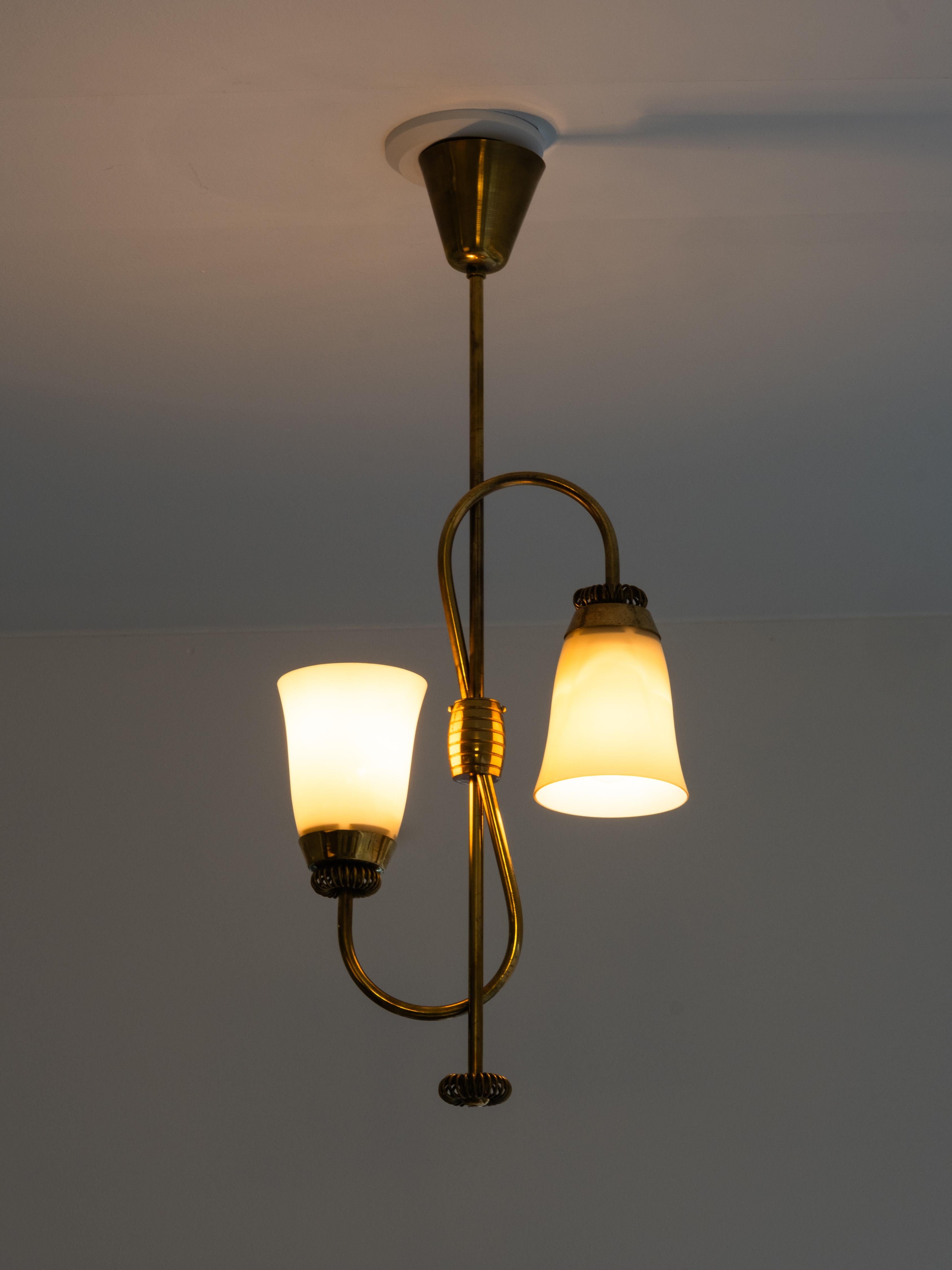 Lampadario di metà secolo in ottone e vetro opalino di Sievä Oy, Finlandia, anni '50 in vendita 7