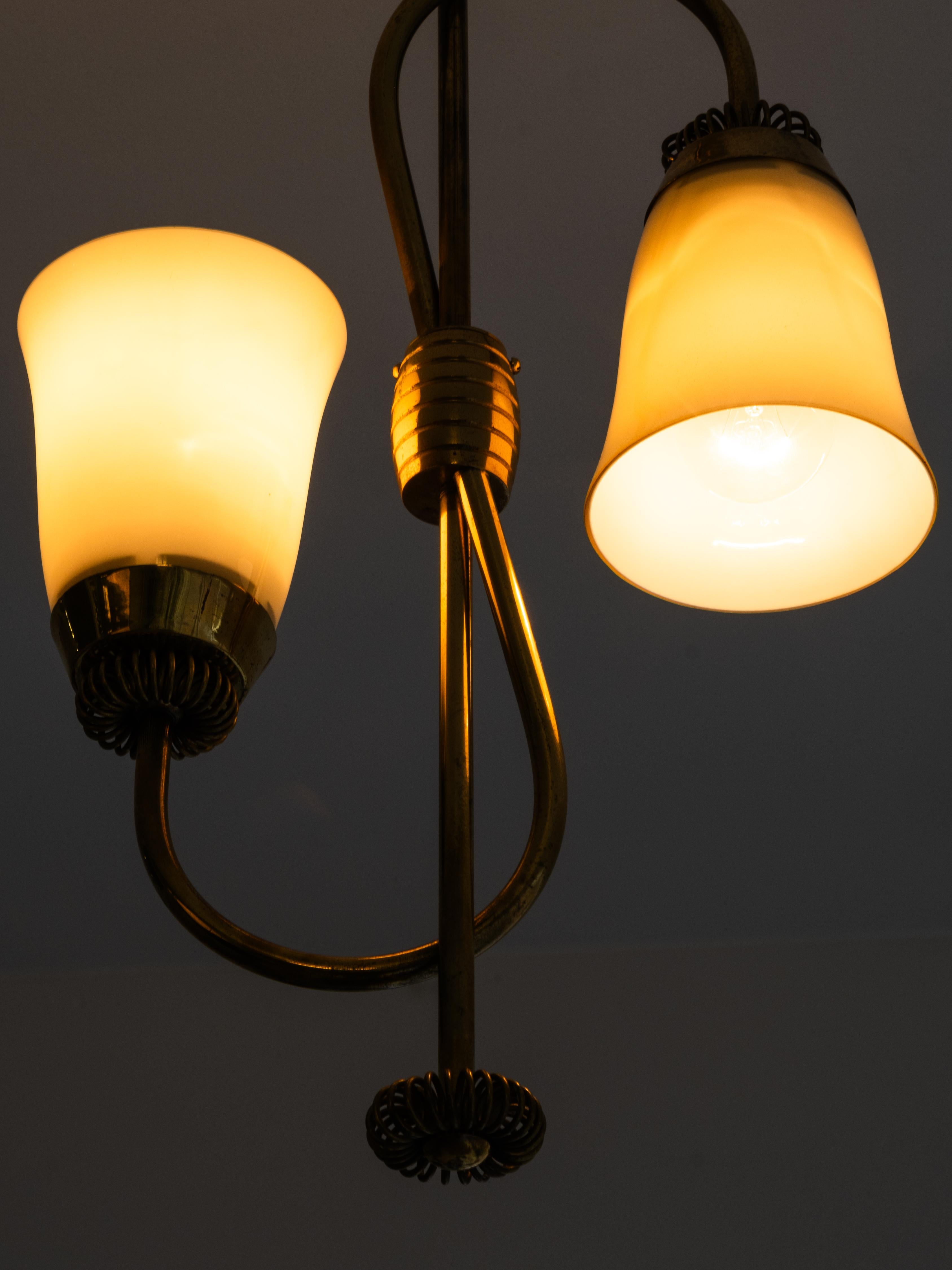 Lampadario di metà secolo in ottone e vetro opalino di Sievä Oy, Finlandia, anni '50 in vendita 8