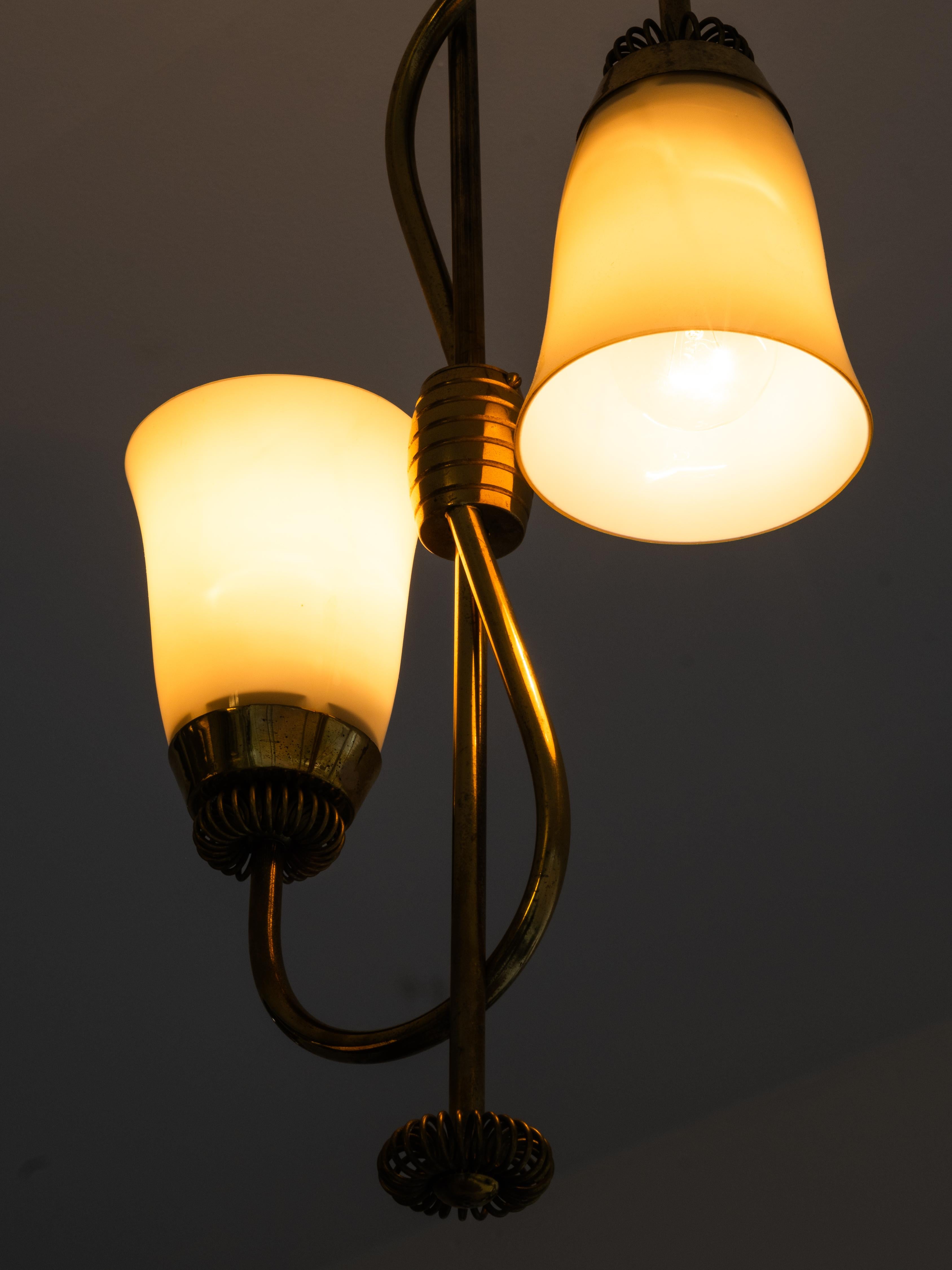 Lampadario di metà secolo in ottone e vetro opalino di Sievä Oy, Finlandia, anni '50 in vendita 9