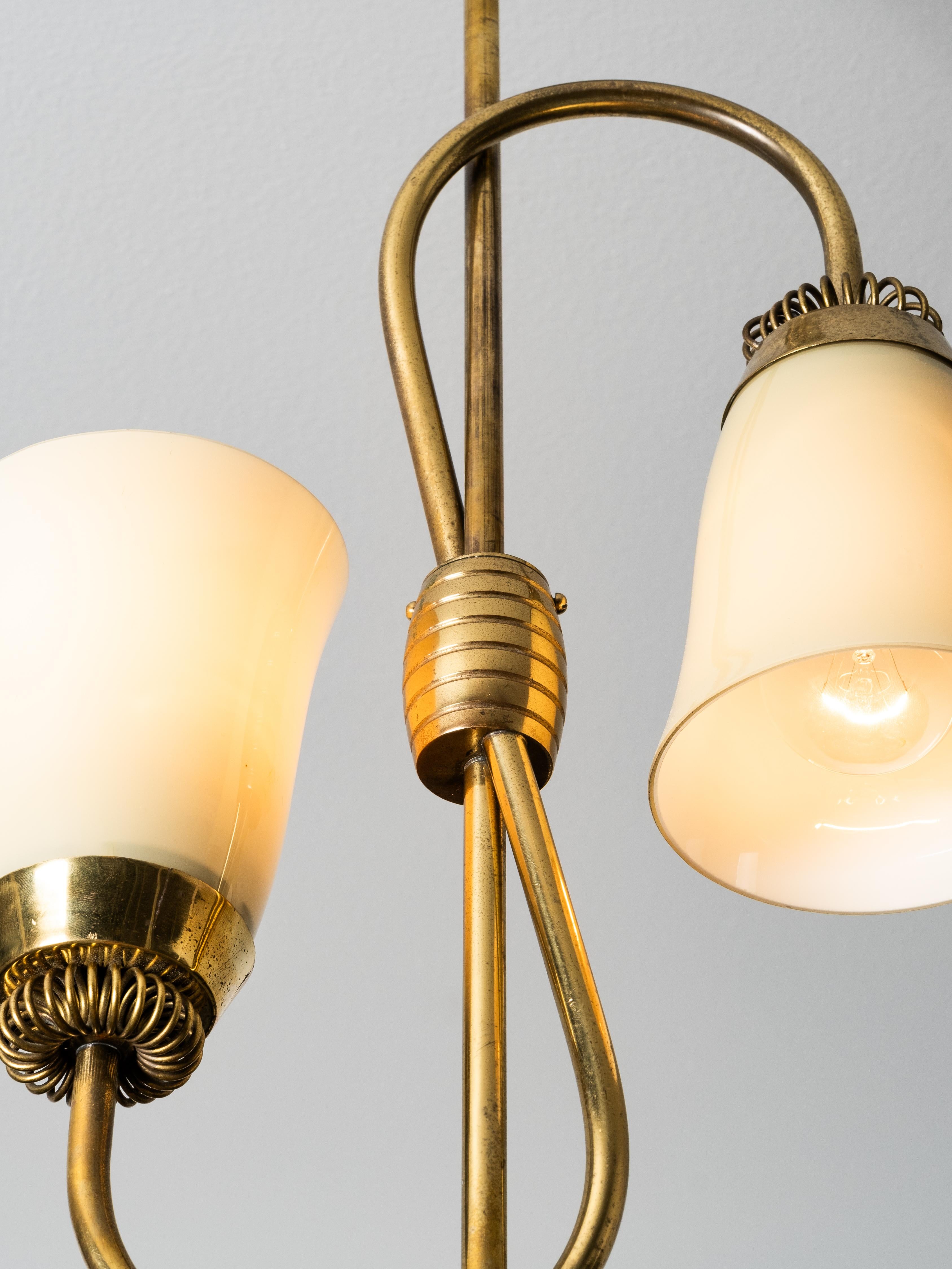 Scandinavo moderno Lampadario di metà secolo in ottone e vetro opalino di Sievä Oy, Finlandia, anni '50 in vendita