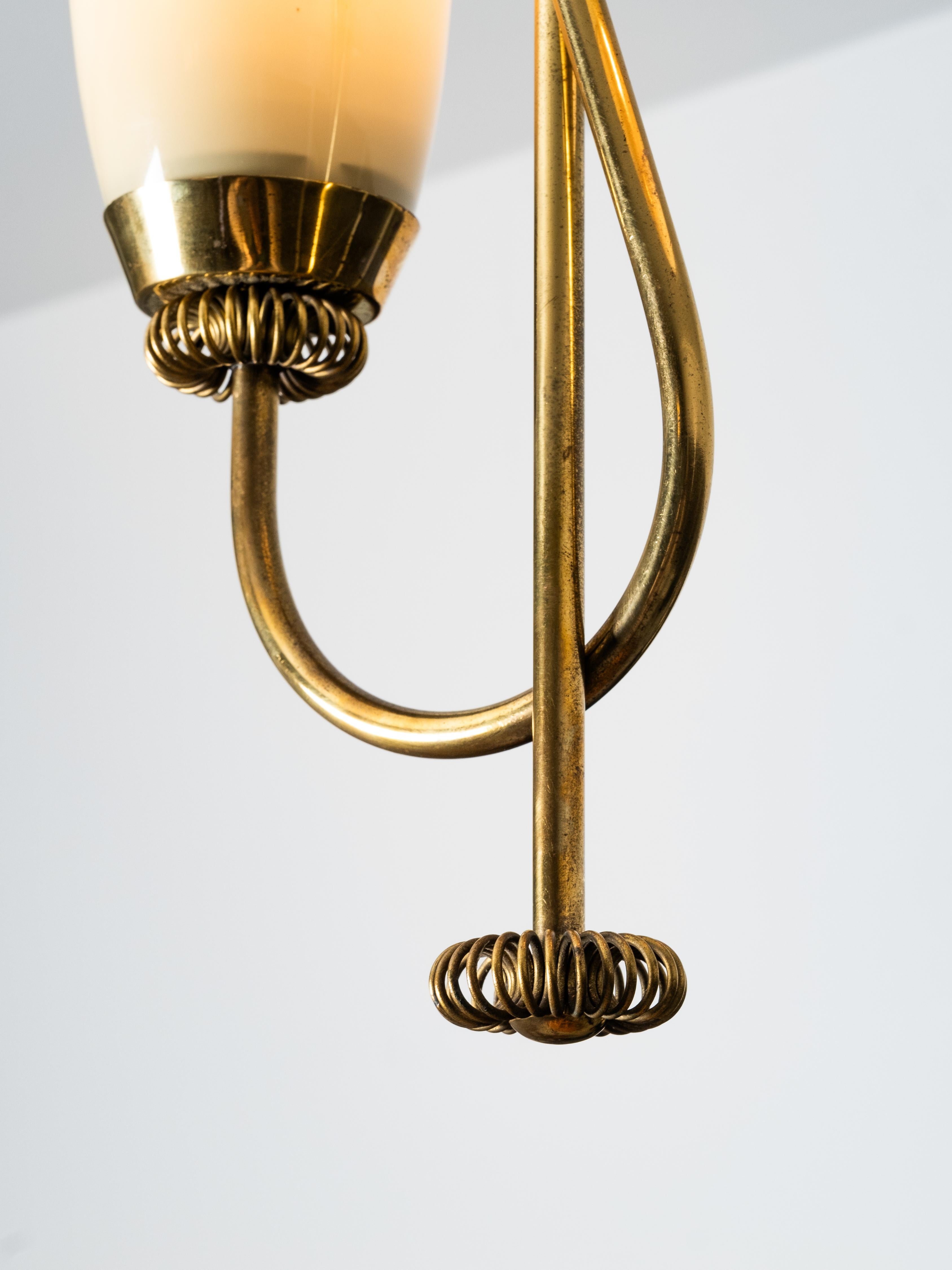 Metà XX secolo Lampadario di metà secolo in ottone e vetro opalino di Sievä Oy, Finlandia, anni '50 in vendita