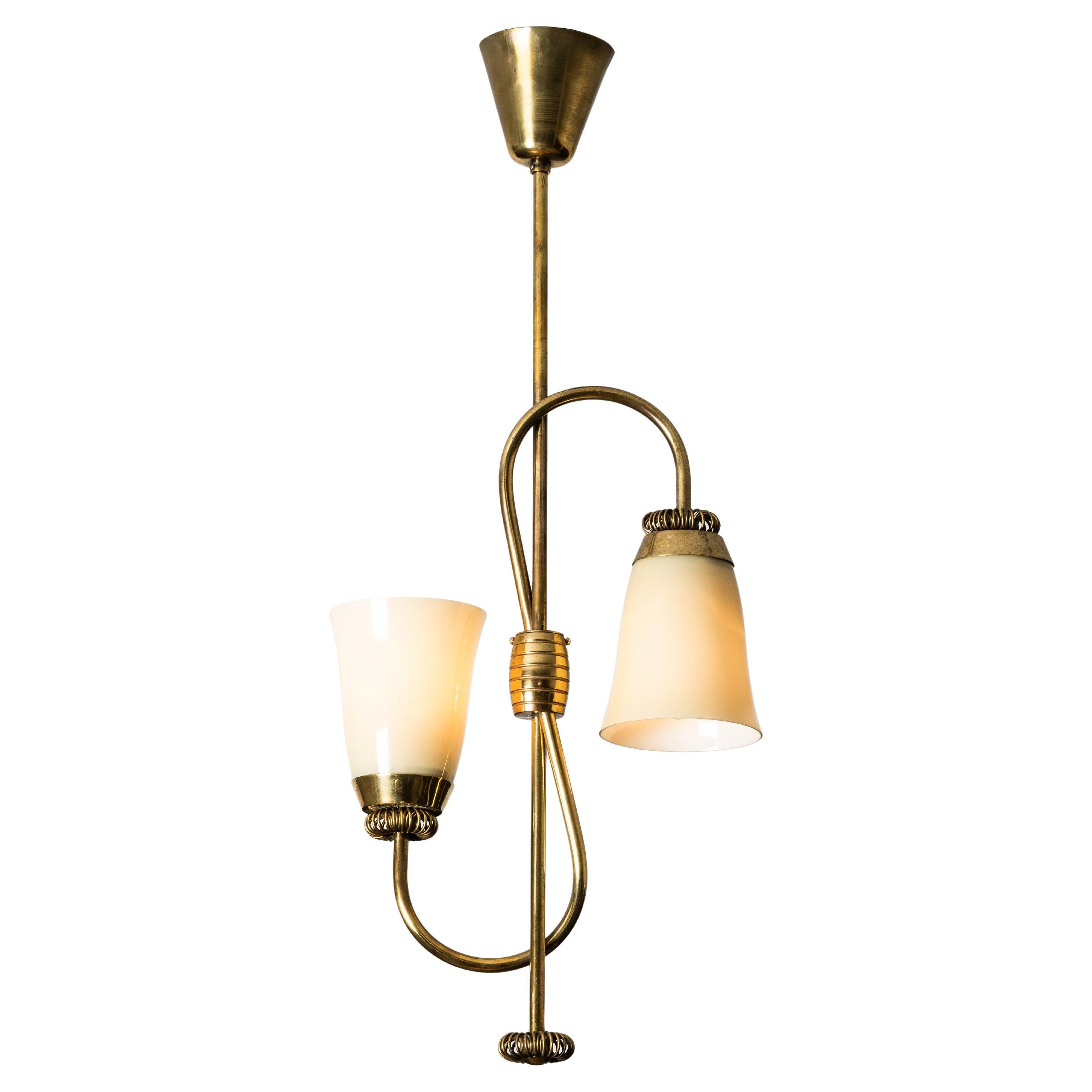 Lampadario di metà secolo in ottone e vetro opalino di Sievä Oy, Finlandia, anni 
50 in vendita