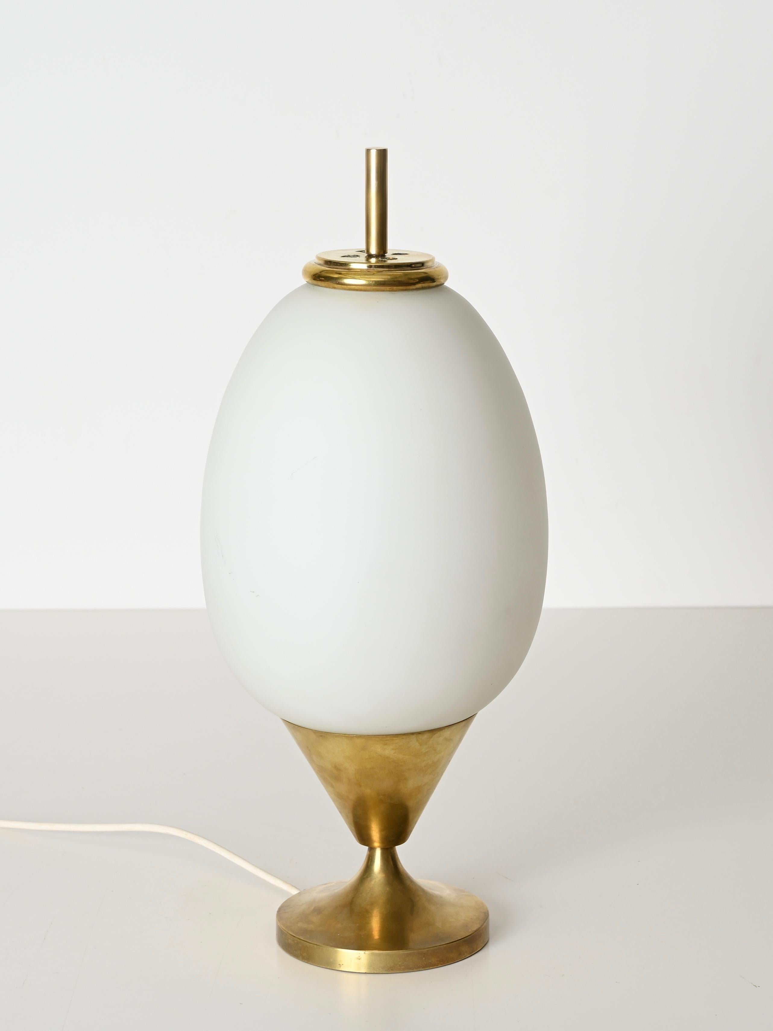 Lampada da tavolo a uovo in ottone e vetro opalino della metà del secolo scorso di Stilnovo, Italia 1950 in vendita 3