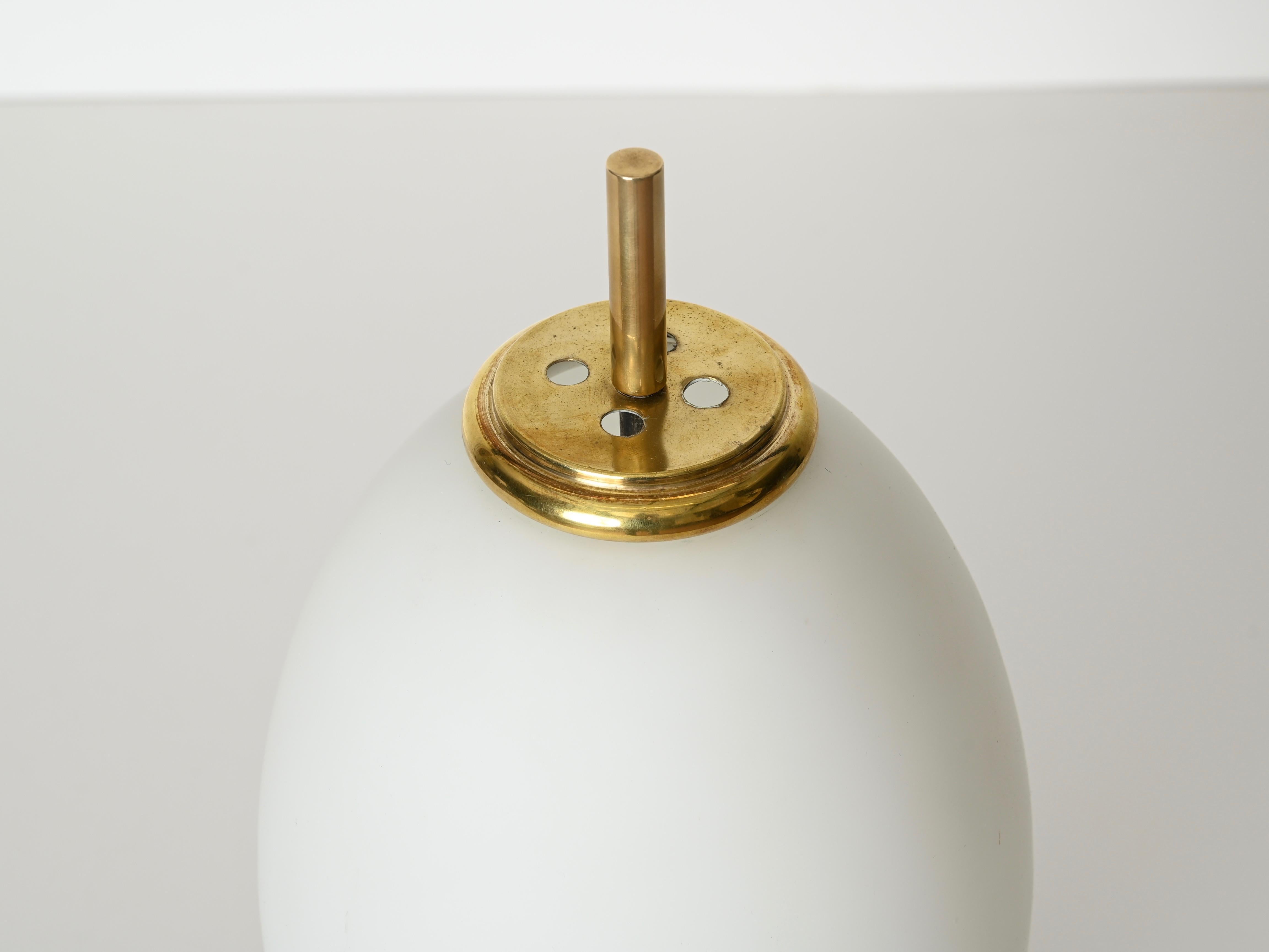 Lampada da tavolo a uovo in ottone e vetro opalino della metà del secolo scorso di Stilnovo, Italia 1950 in vendita 4