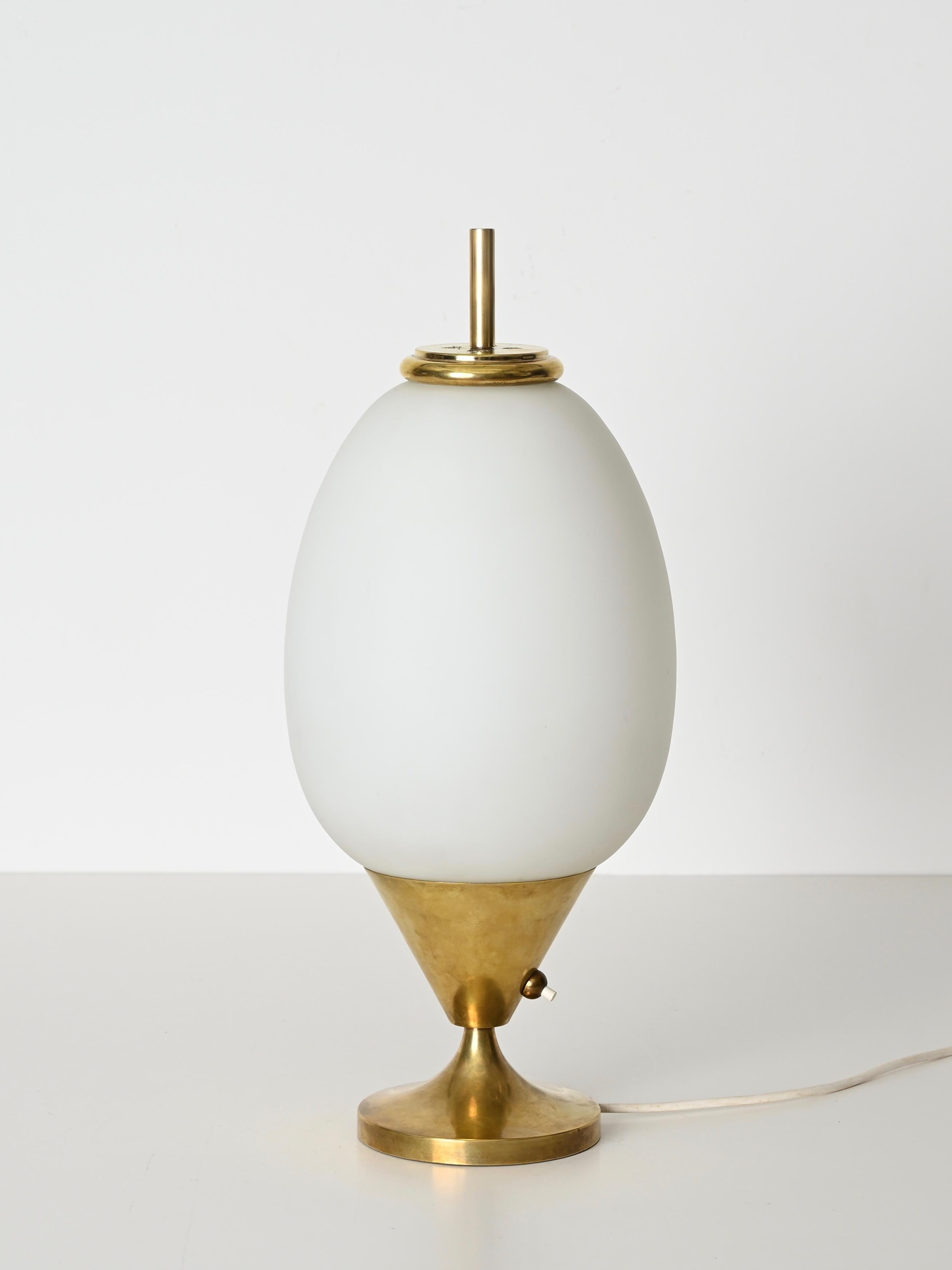Mid-Century moderno Lampada da tavolo a uovo in ottone e vetro opalino della metà del secolo scorso di Stilnovo, Italia 1950 in vendita