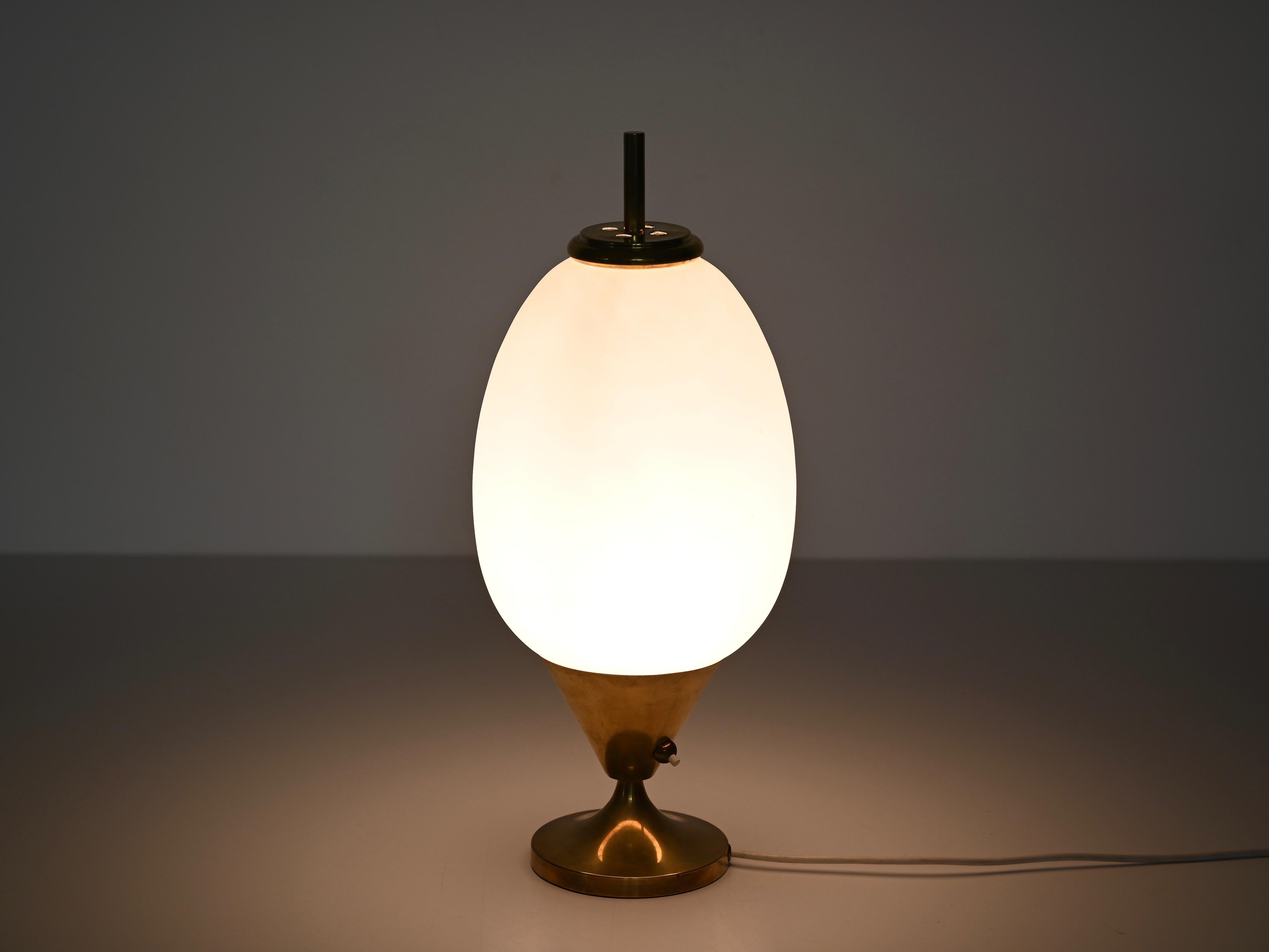 XX secolo Lampada da tavolo a uovo in ottone e vetro opalino della metà del secolo scorso di Stilnovo, Italia 1950 in vendita