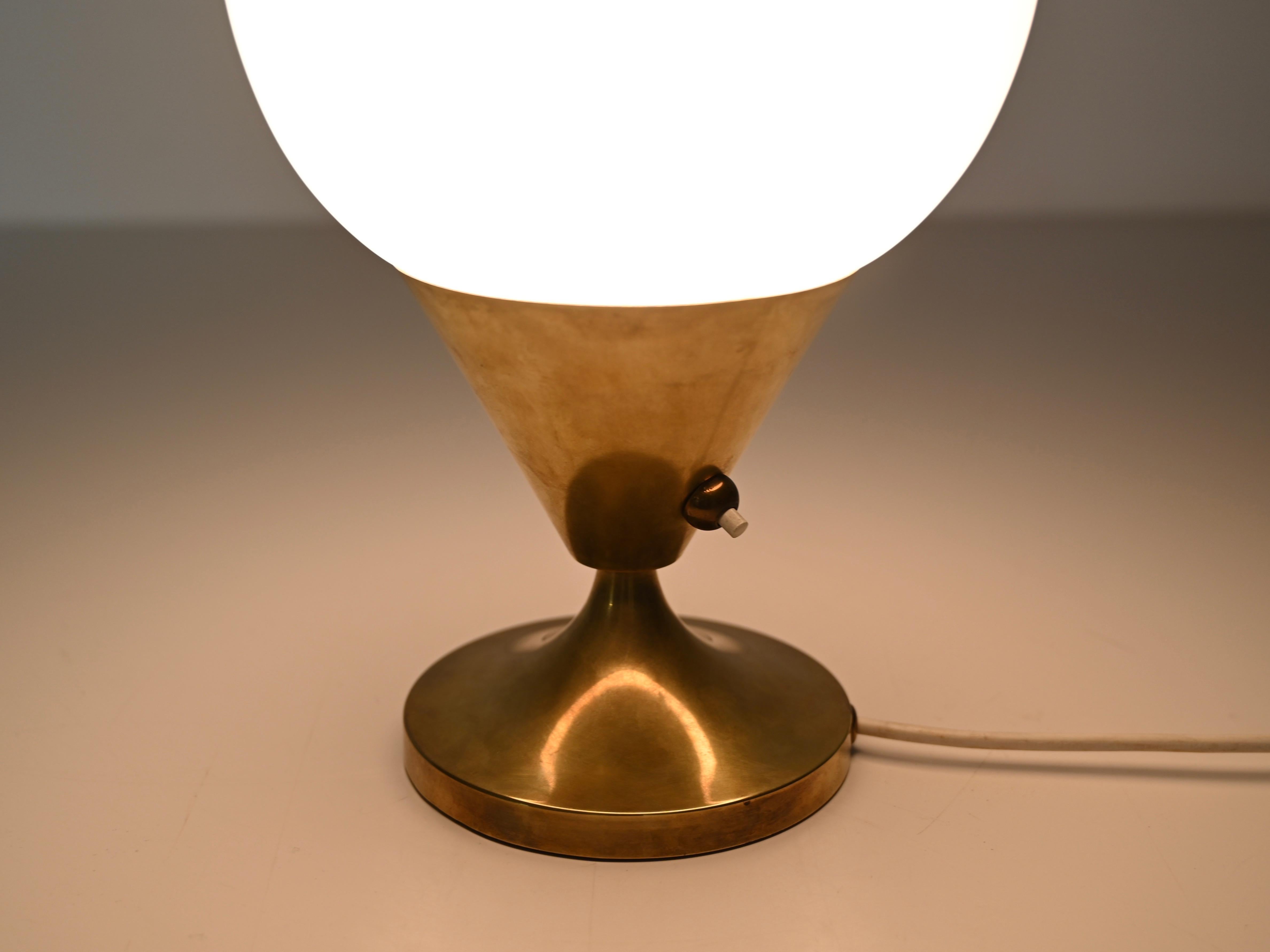 Ottone Lampada da tavolo a uovo in ottone e vetro opalino della metà del secolo scorso di Stilnovo, Italia 1950 in vendita