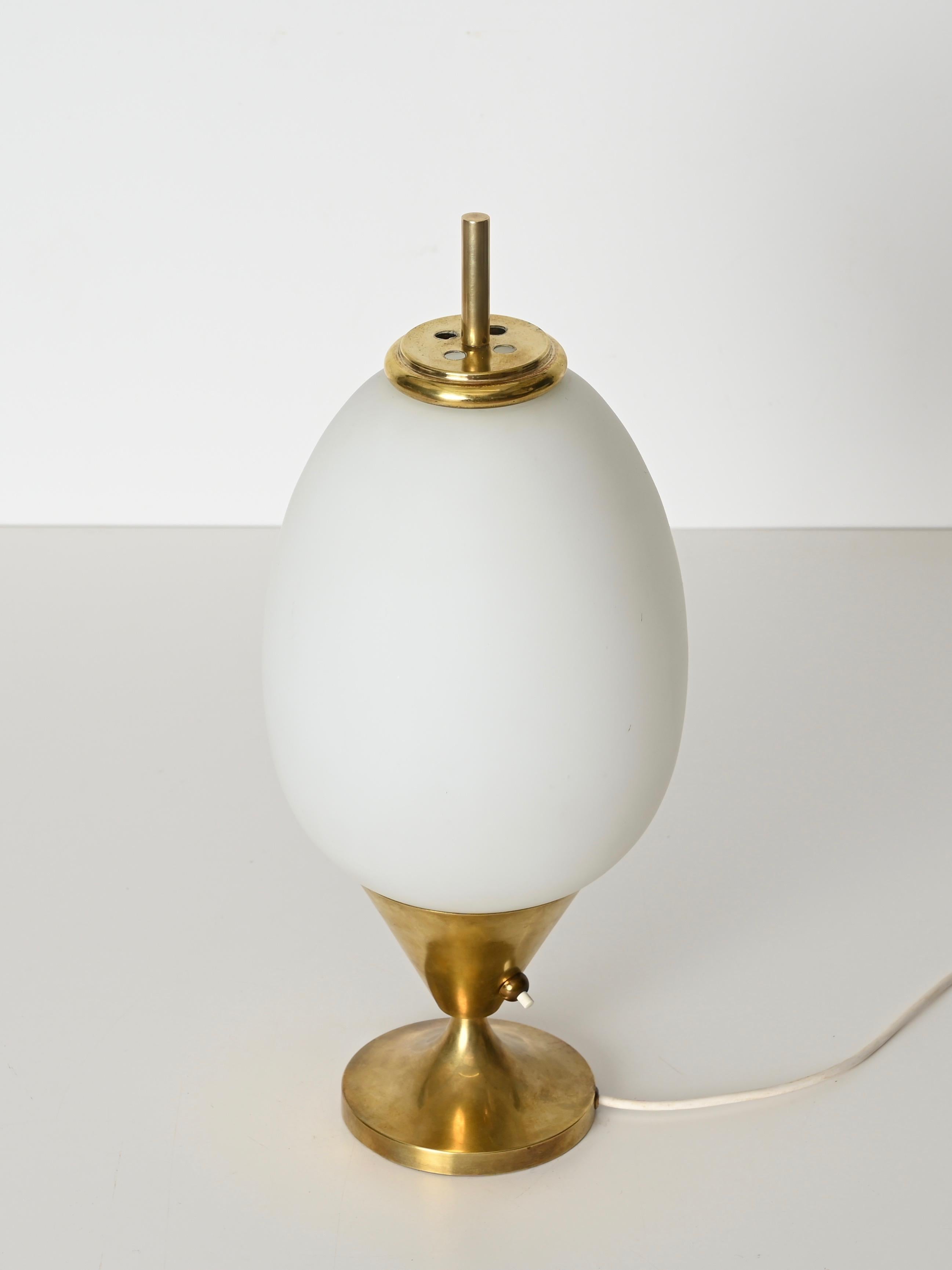 Lampada da tavolo a uovo in ottone e vetro opalino della metà del secolo scorso di Stilnovo, Italia 1950 in vendita 1