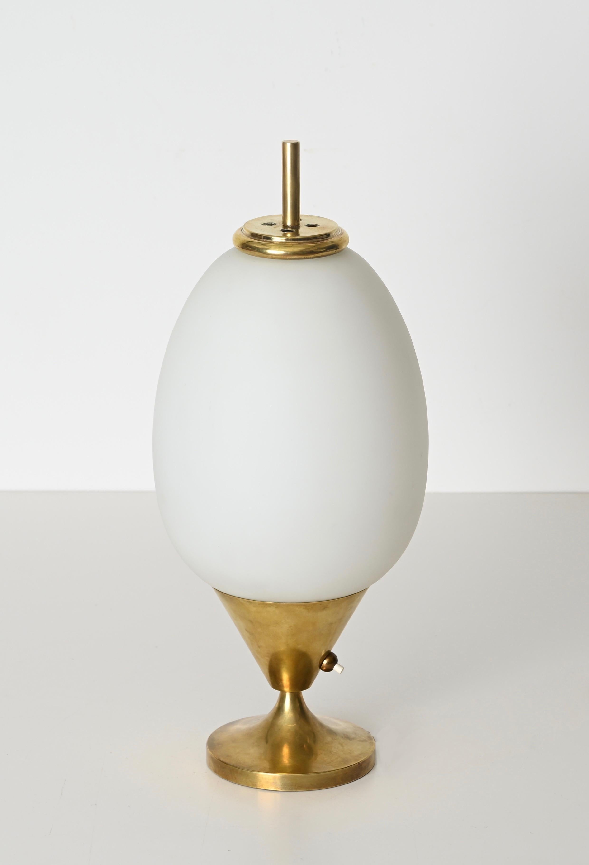 Lampada da tavolo a uovo in ottone e vetro opalino della metà del secolo scorso di Stilnovo, Italia 1950 in vendita 2