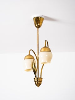 Pendelleuchte aus Messing und Opalglas aus der Jahrhundertmitte, Finnland, 1950er Jahre