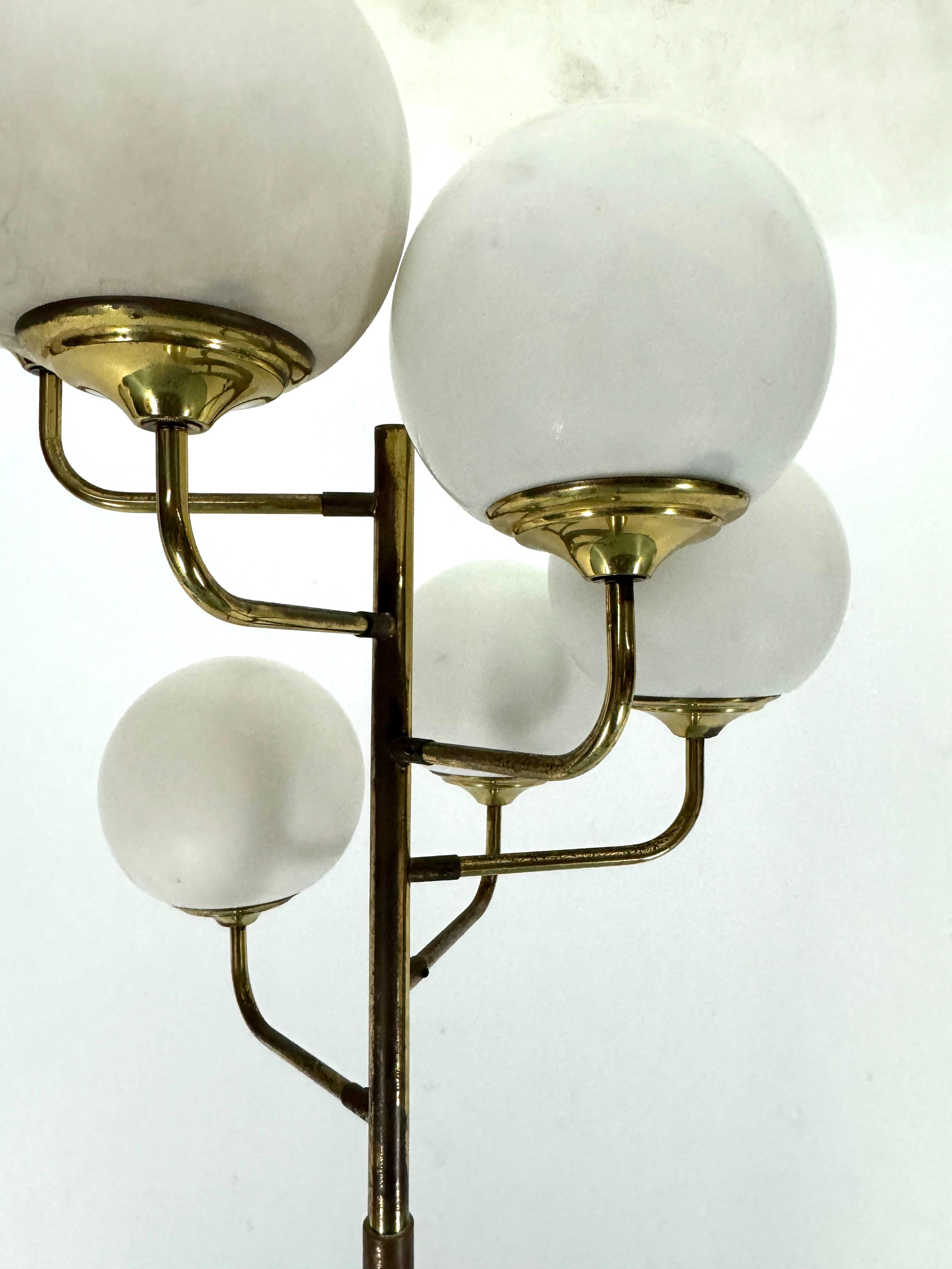 Sechsarmige Stehlampe aus der Mitte des Jahrhunderts in Stilnovo-Manier. Italien 1950er Jahre im Angebot 4