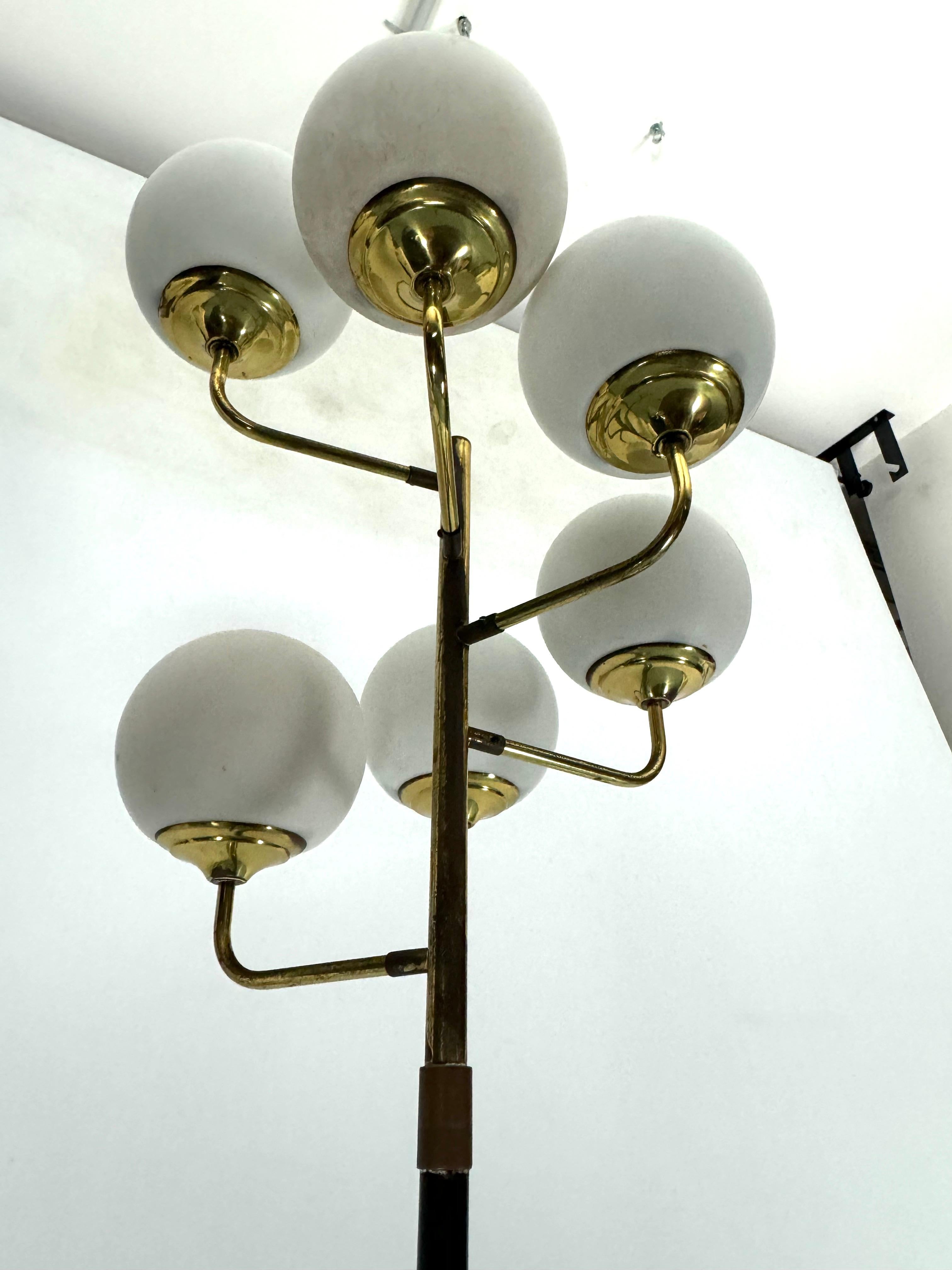 Sechsarmige Stehlampe aus der Mitte des Jahrhunderts in Stilnovo-Manier. Italien 1950er Jahre im Angebot 5