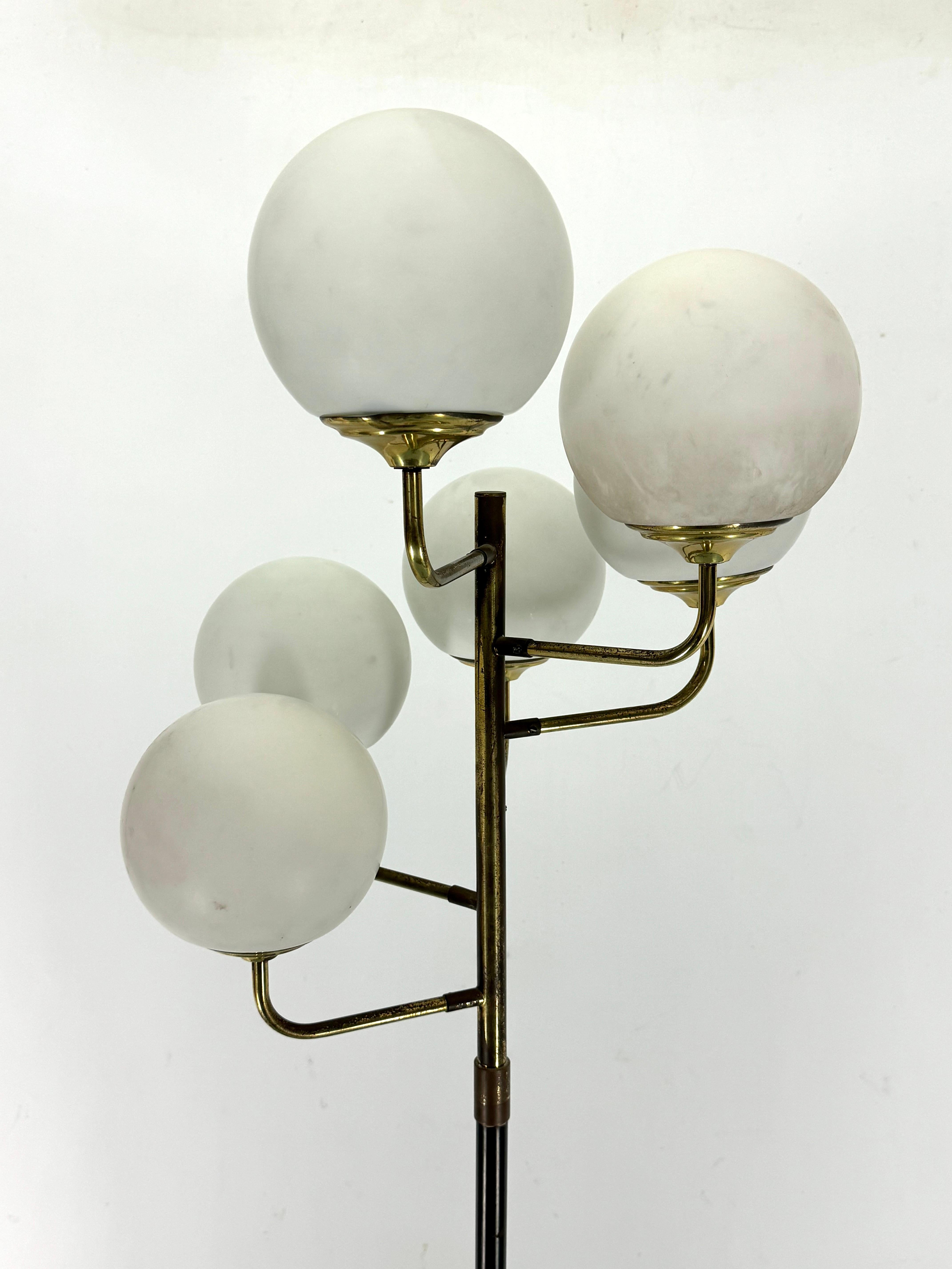 Sechsarmige Stehlampe aus der Mitte des Jahrhunderts in Stilnovo-Manier. Italien 1950er Jahre (Moderne der Mitte des Jahrhunderts) im Angebot