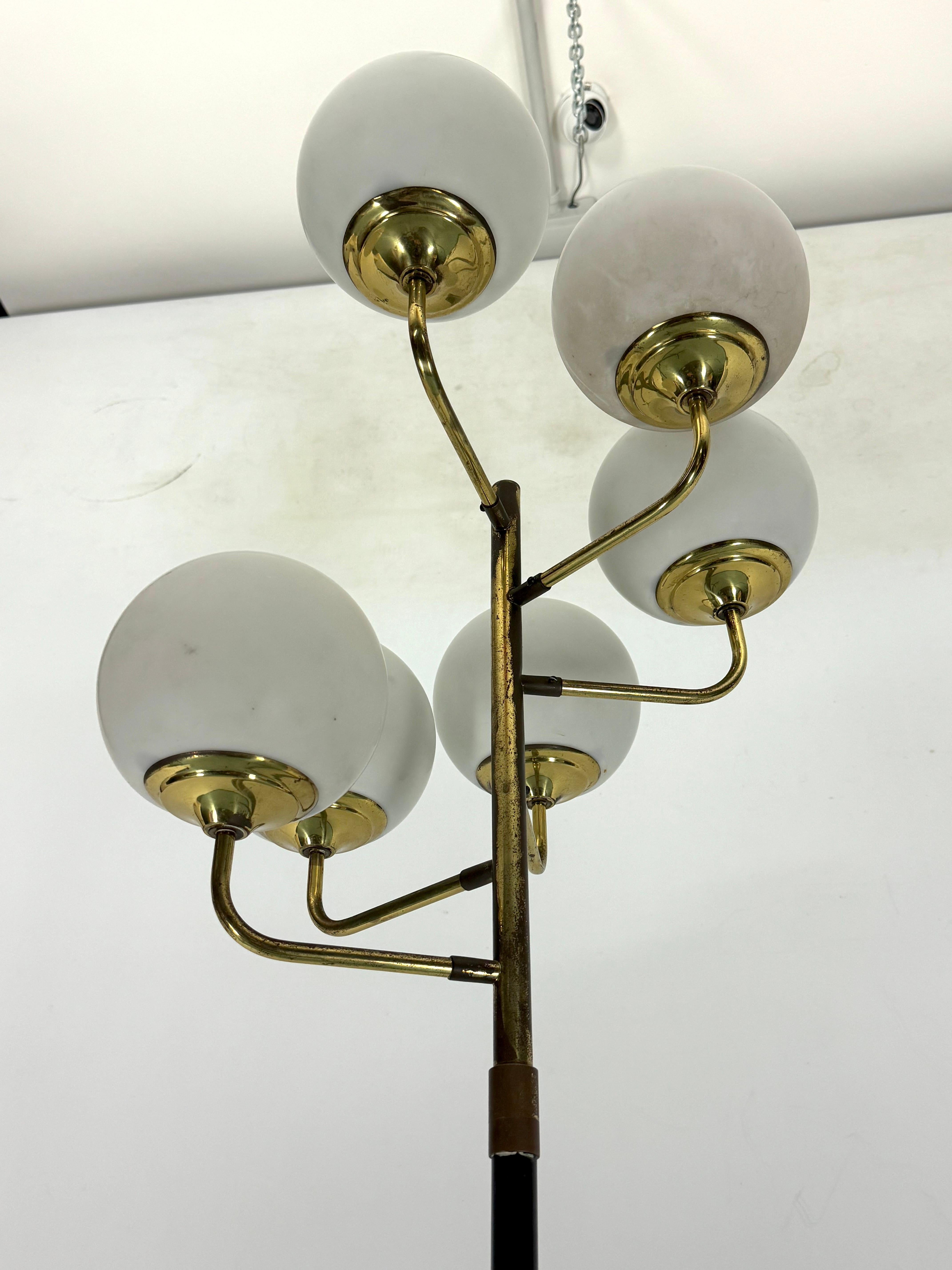 Sechsarmige Stehlampe aus der Mitte des Jahrhunderts in Stilnovo-Manier. Italien 1950er Jahre (Italienisch) im Angebot