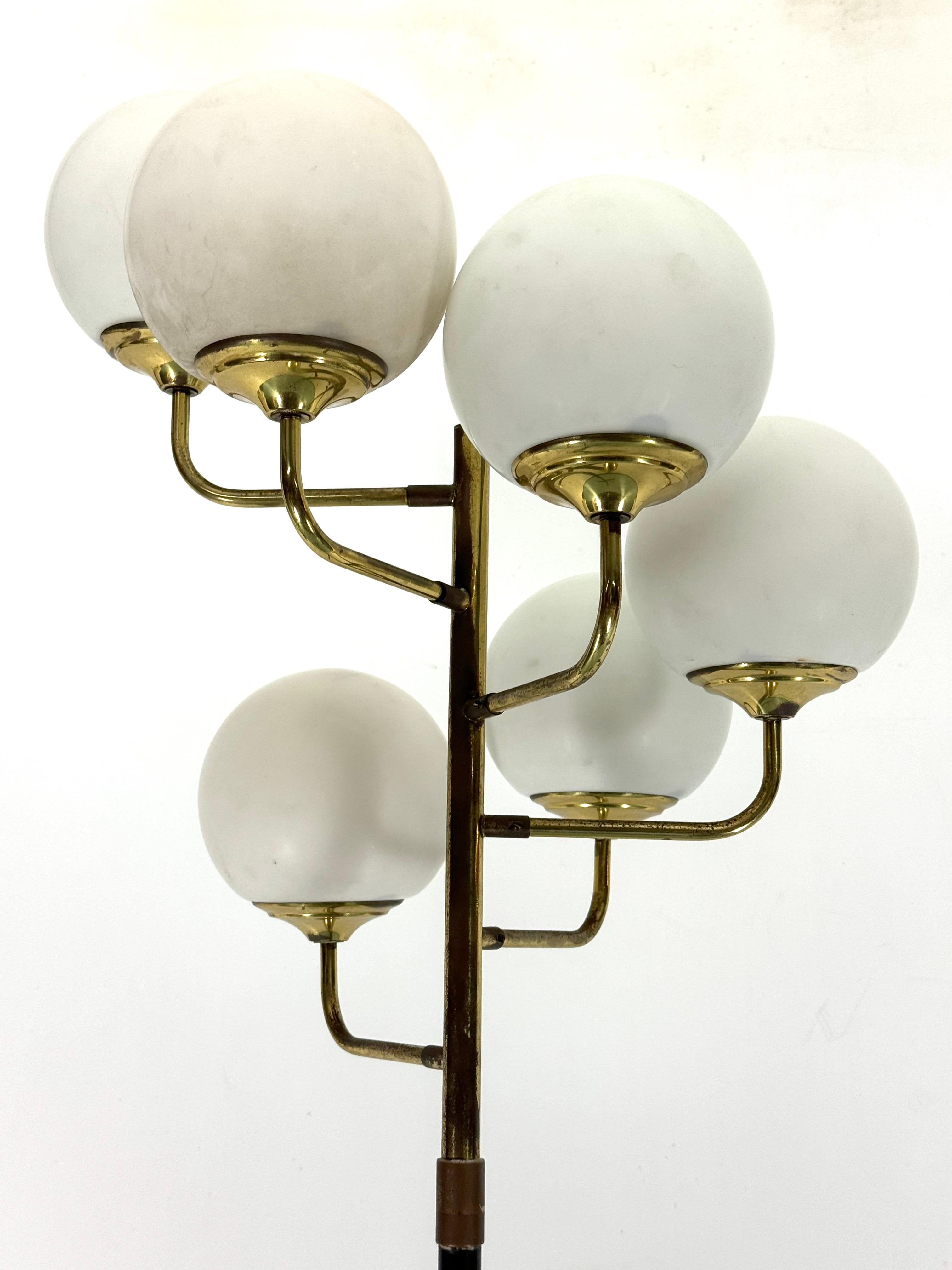Sechsarmige Stehlampe aus der Mitte des Jahrhunderts in Stilnovo-Manier. Italien 1950er Jahre im Angebot 2